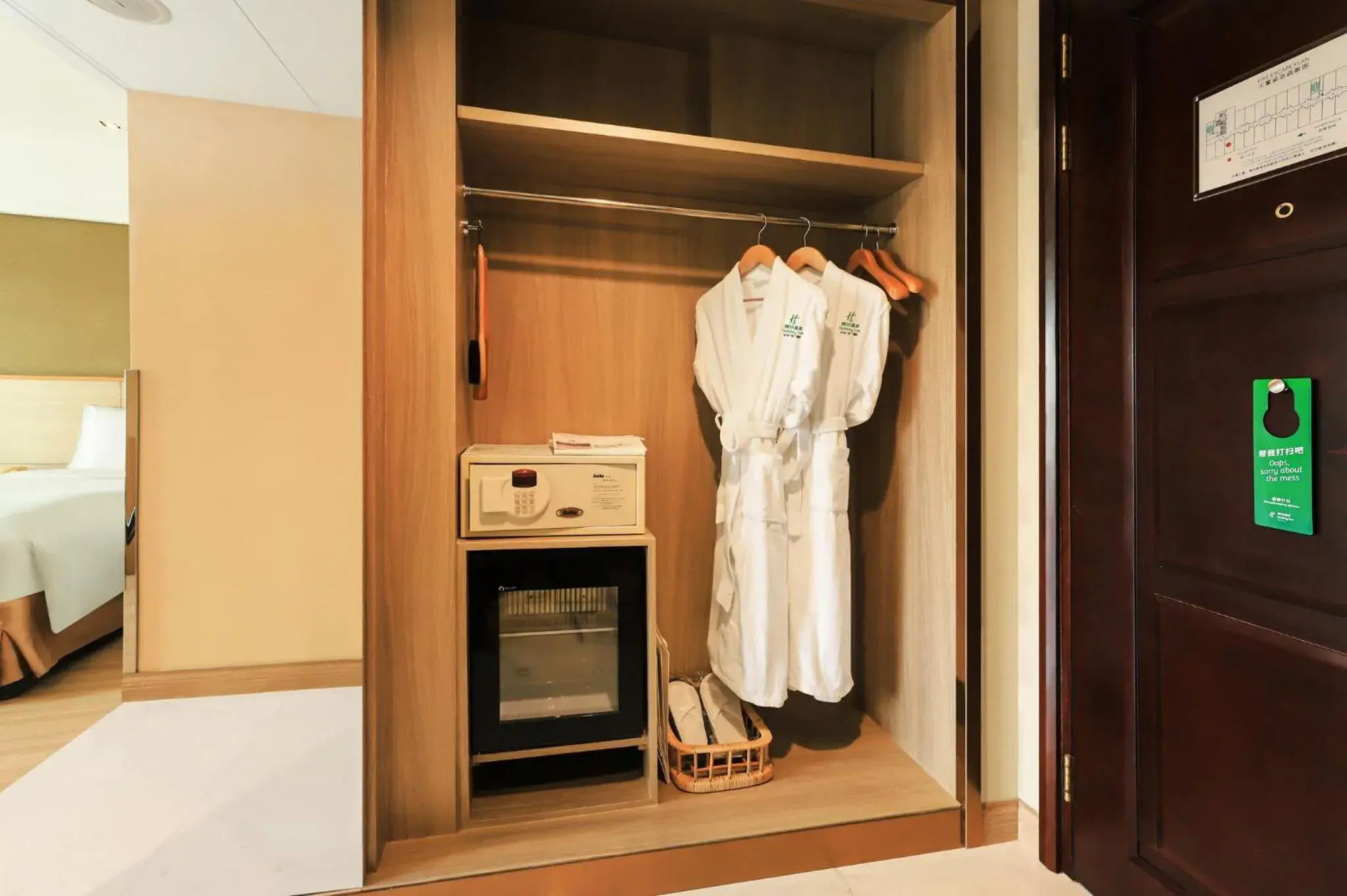 Photo of the whole room, Bed in Holiday Inn Shanghai Pudong Nanpu by IHG Photo of the whole room, Bed in Holiday Inn Shanghai Pudong Nanpu by IHG