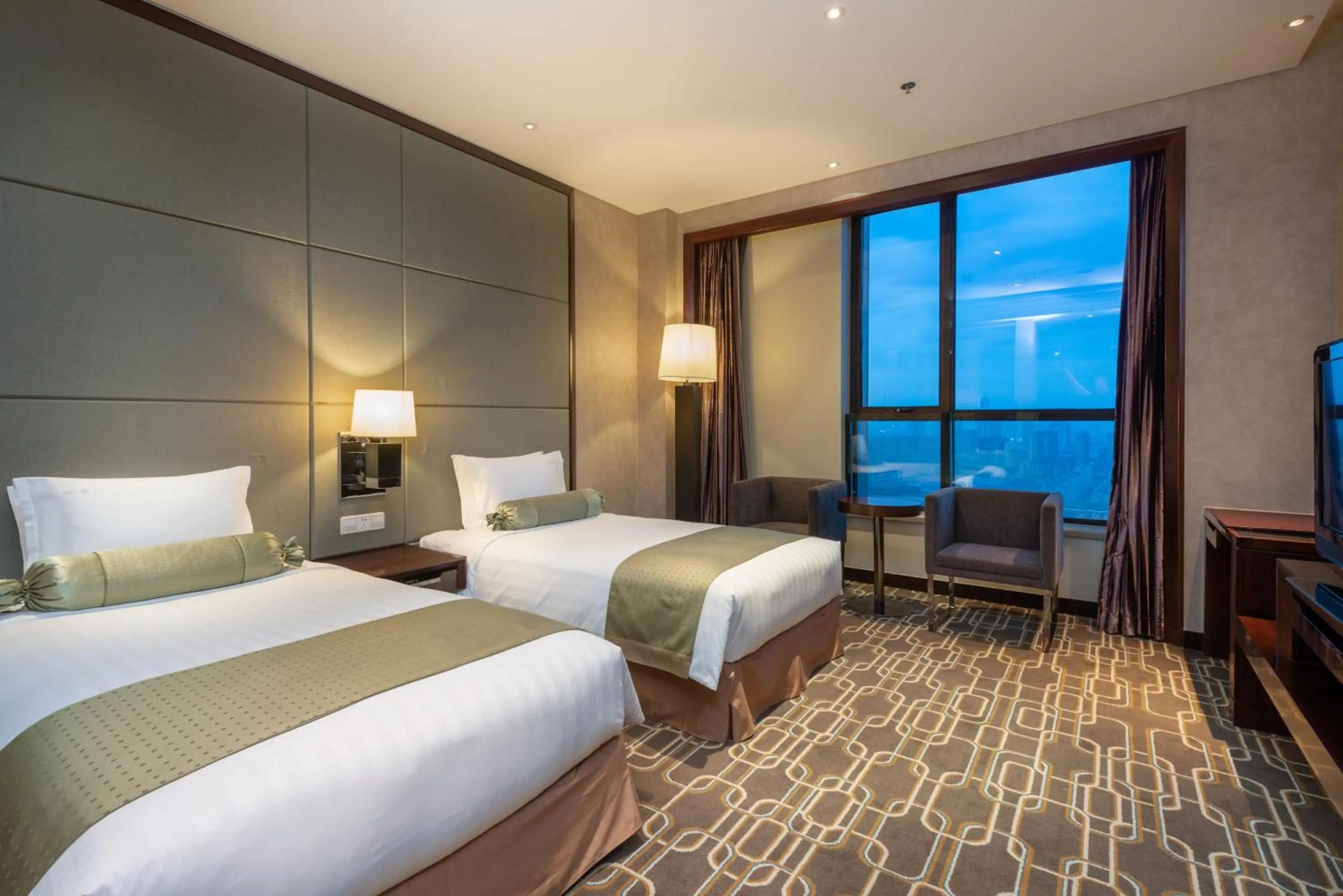 Photo of the whole room, Bed in Crowne Plaza Shanghai Jinxiu by IHG