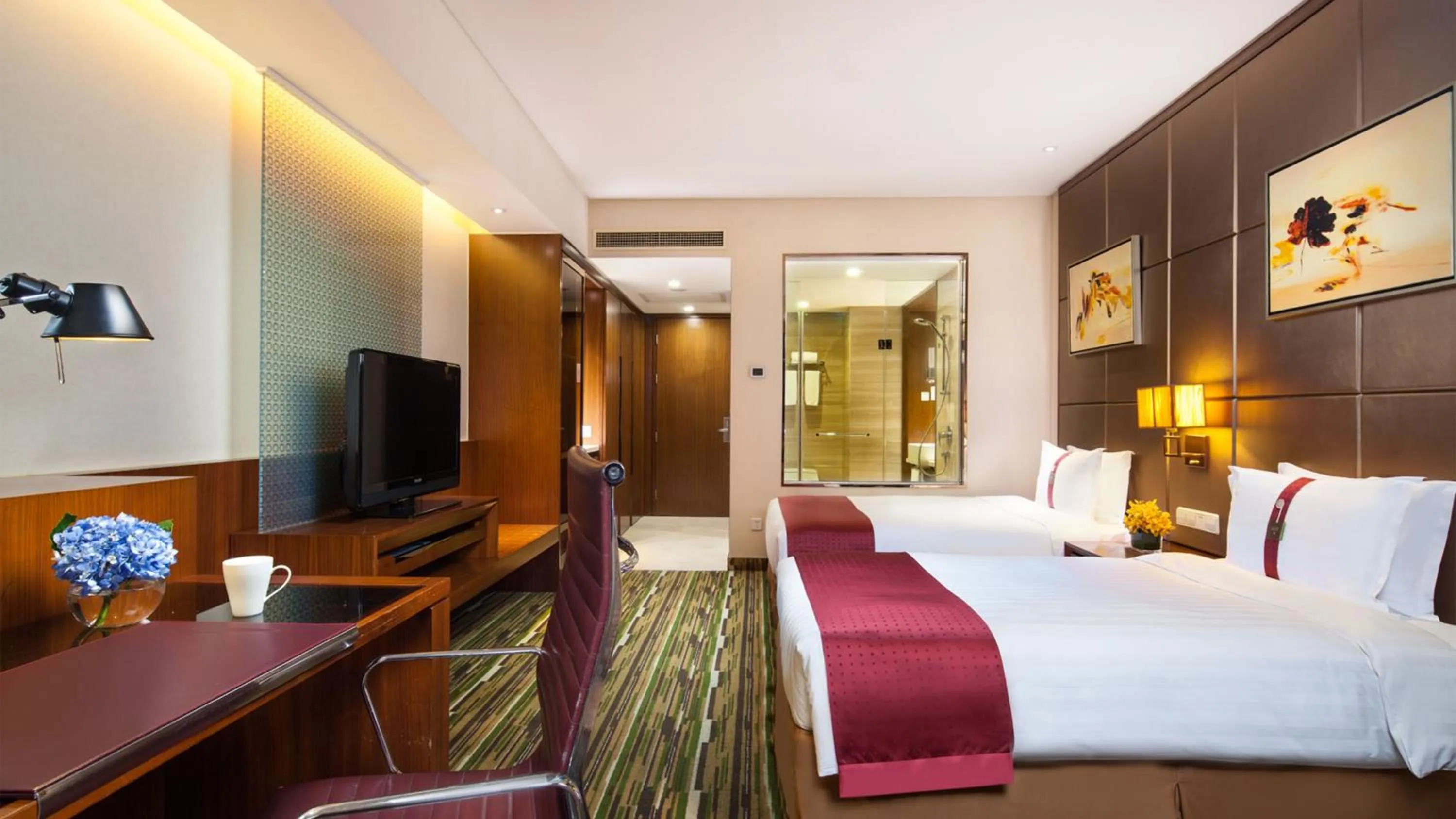 Photo of the whole room, Bed in Crowne Plaza Shanghai Jinxiu by IHG