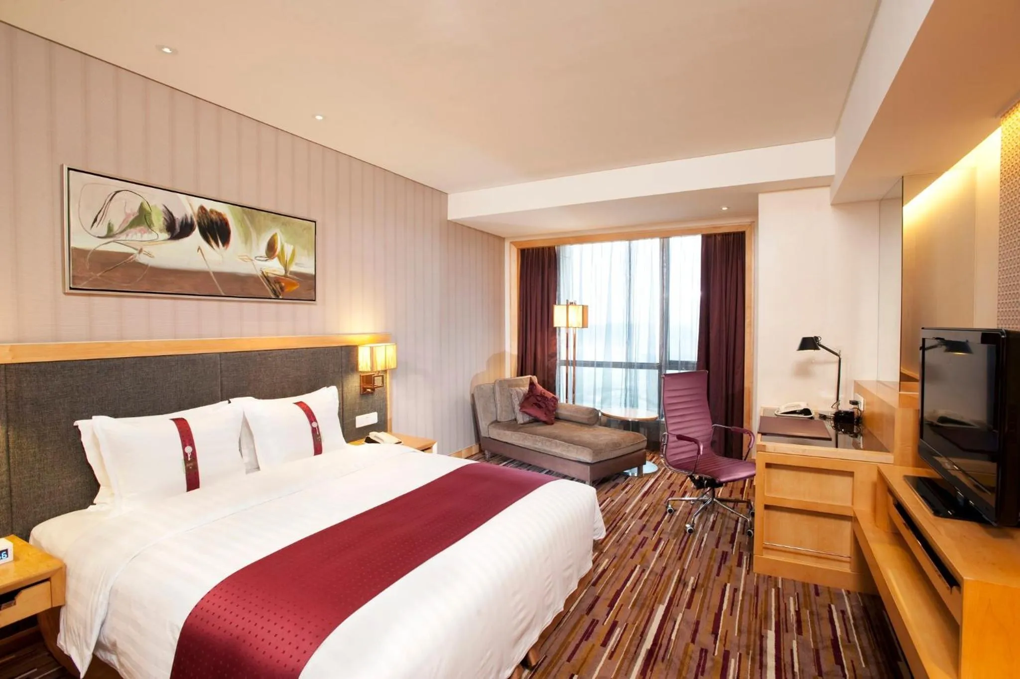 Photo of the whole room, Bed in Crowne Plaza Shanghai Jinxiu by IHG