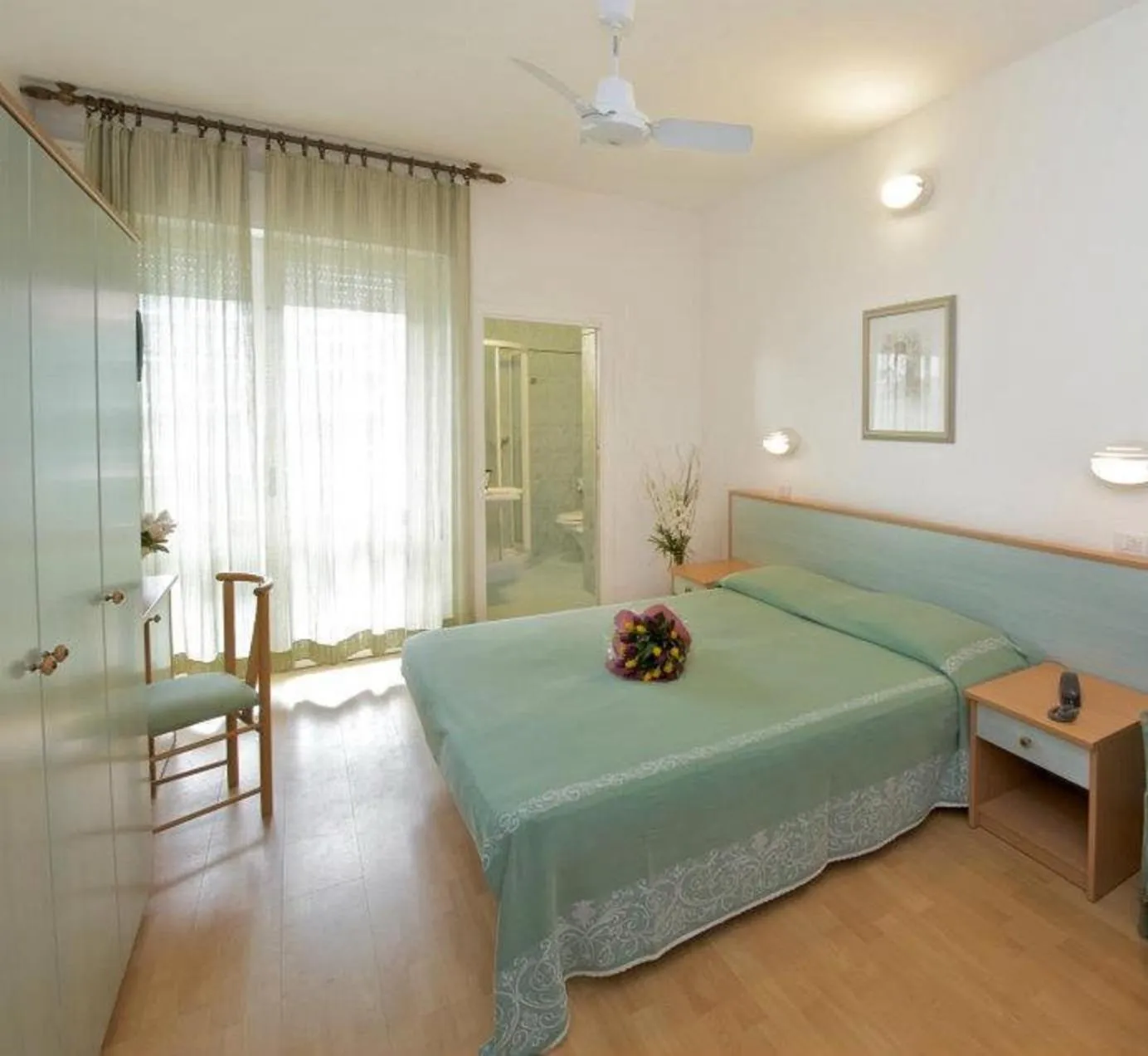 Bathroom, Bed in Hotel Augusta