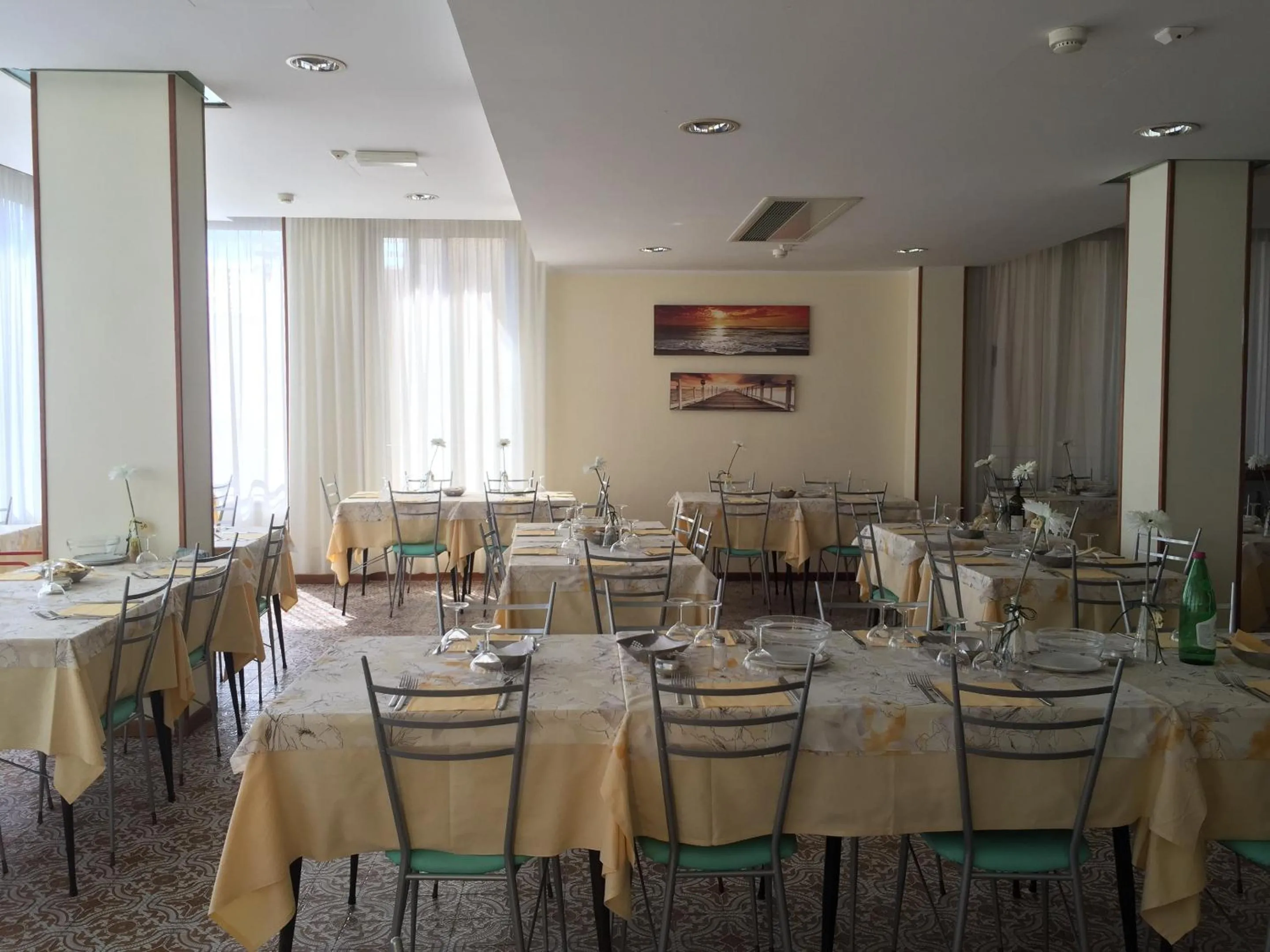 Restaurant/places to eat in Hotel Augusta
