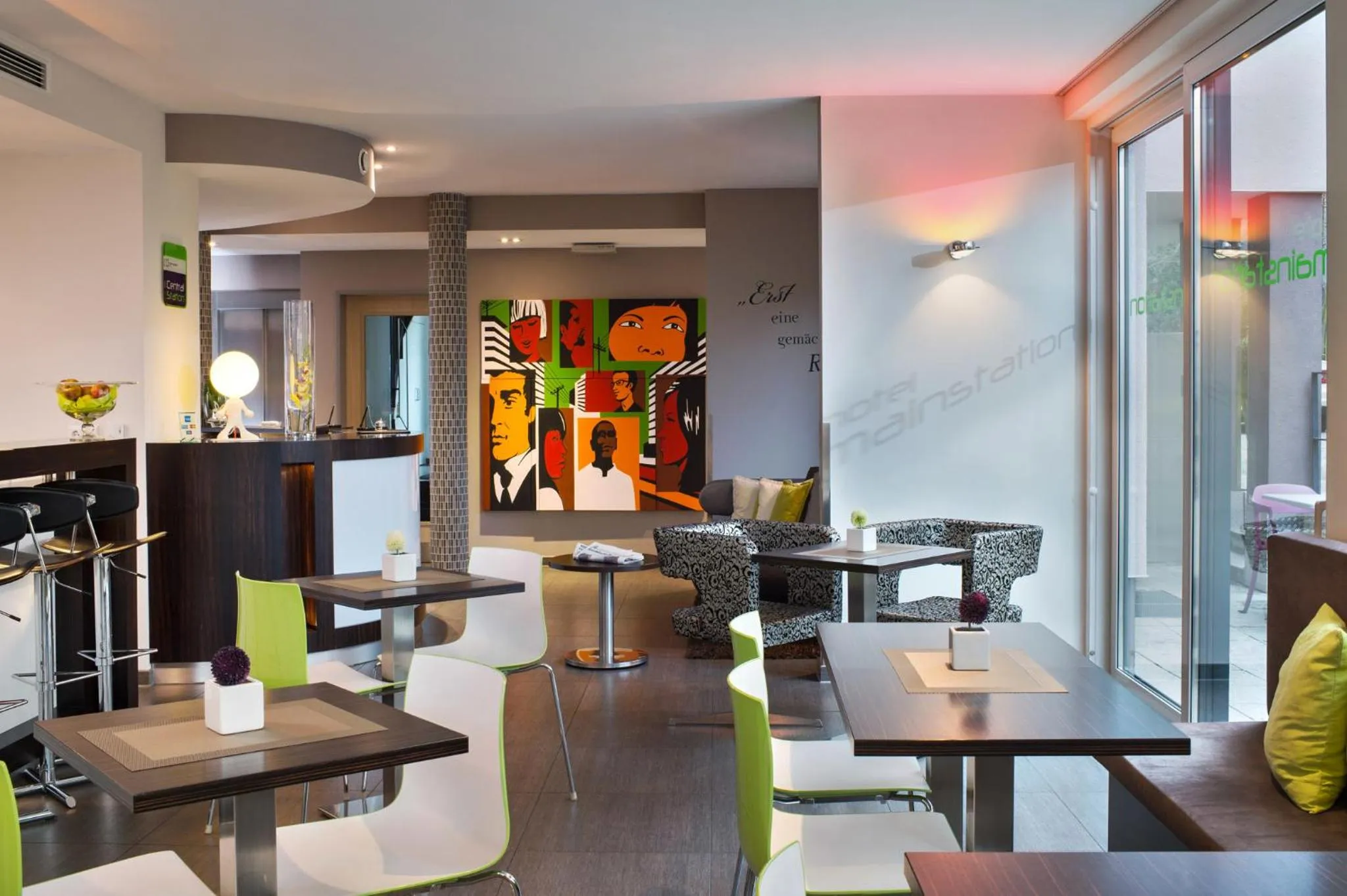 Restaurant/places to eat in Hotel Mainstation