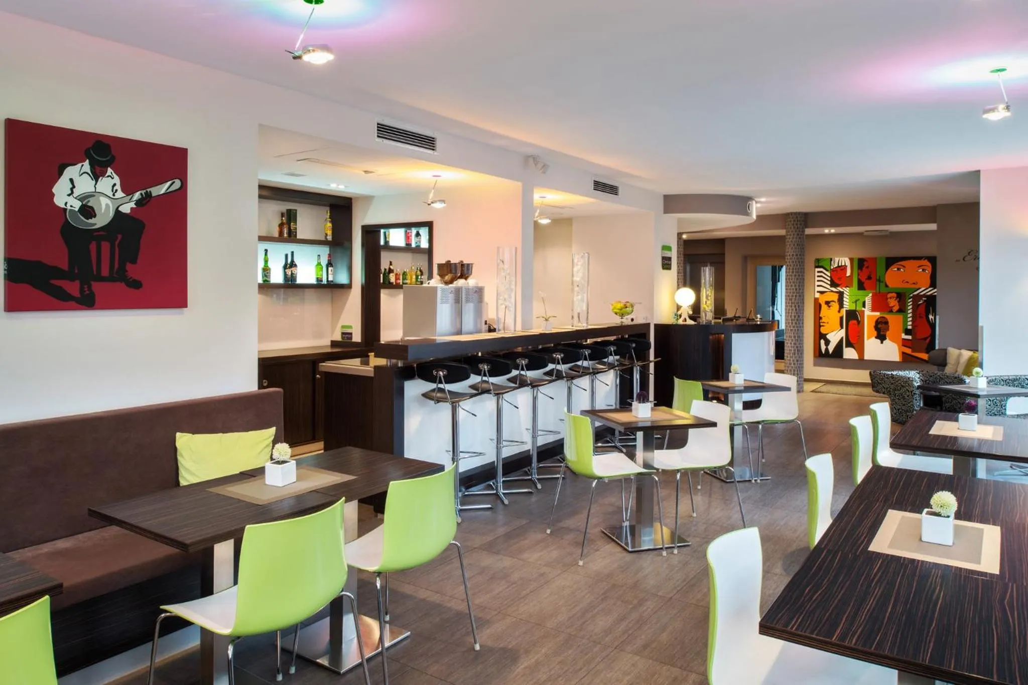 Restaurant/places to eat in Hotel Mainstation