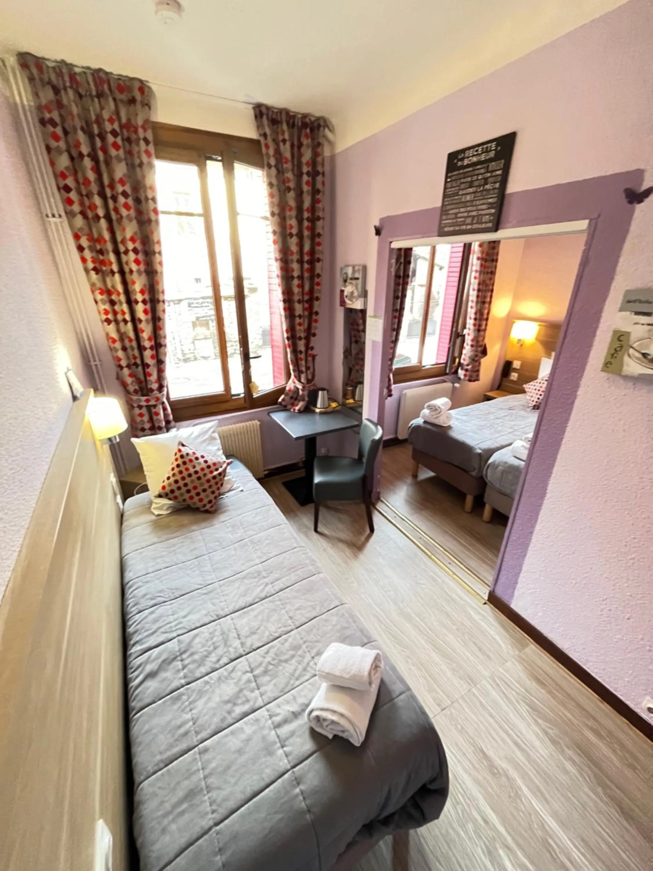 Bed in Hôtel Du Cheval Blanc Barcelonnette