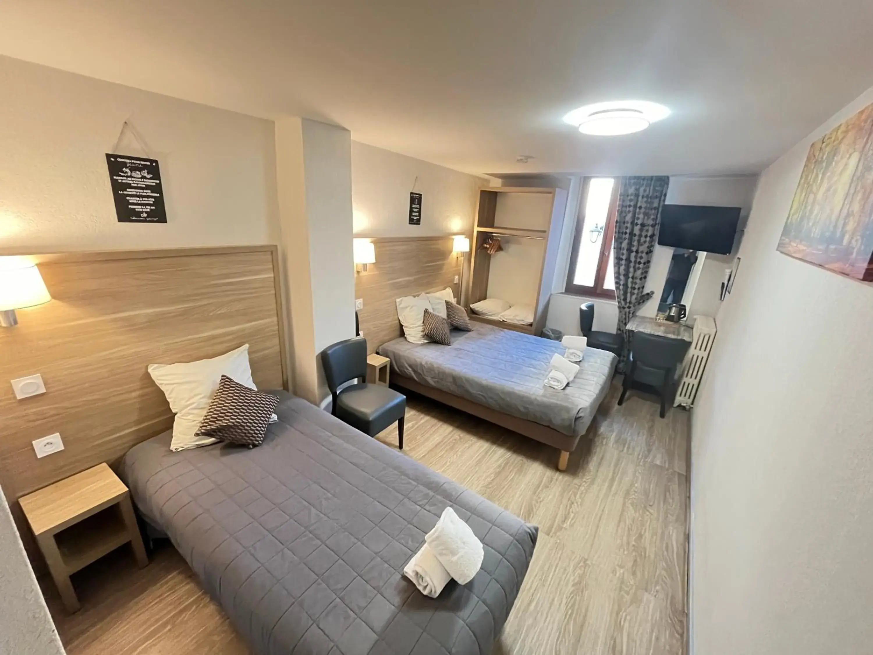 Standard Triple Room in Hôtel Du Cheval Blanc Barcelonnette Standard Triple Room in Hôtel Du Cheval Blanc Barcelonnette