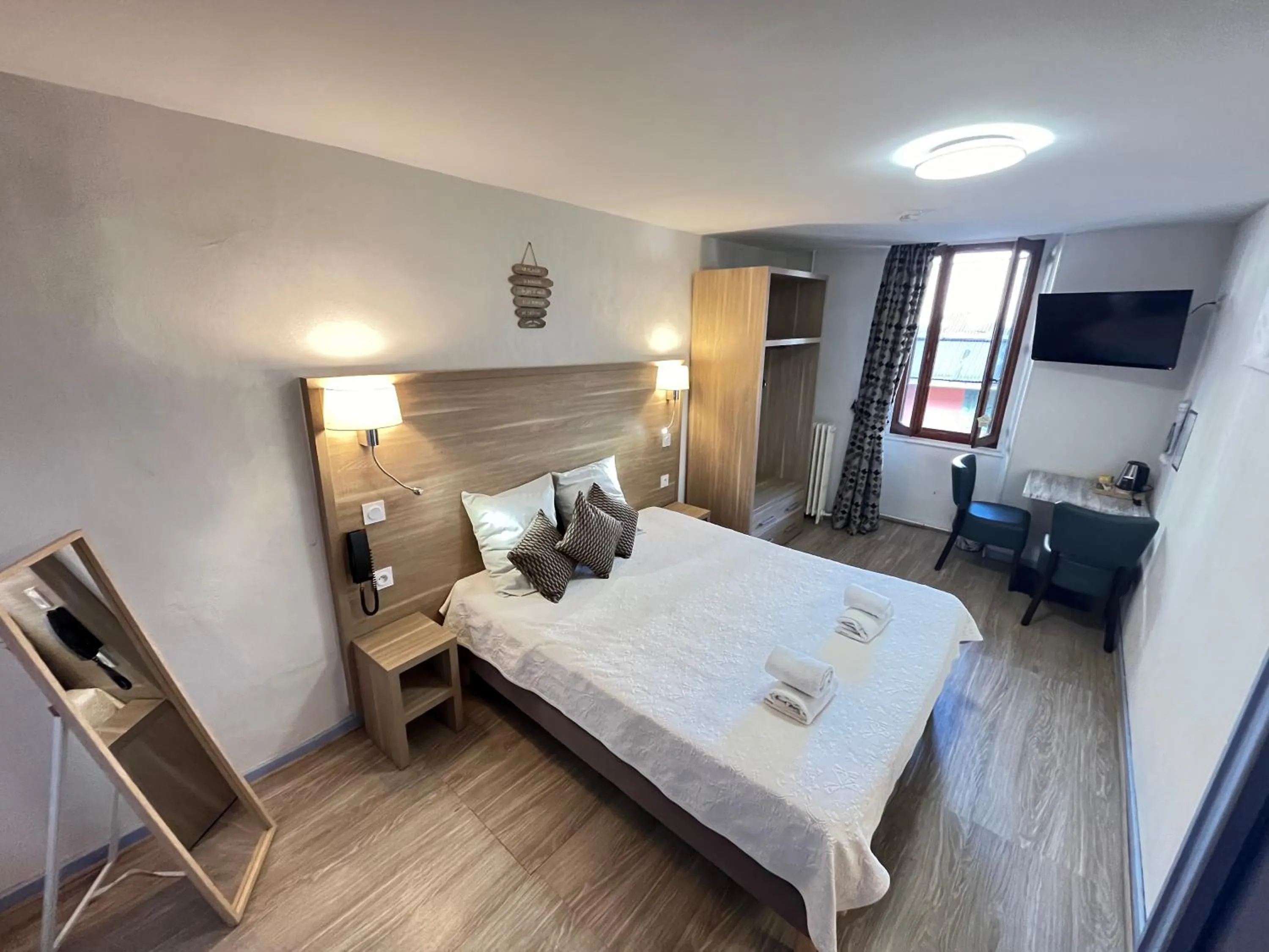 Bed in Hôtel Du Cheval Blanc Barcelonnette