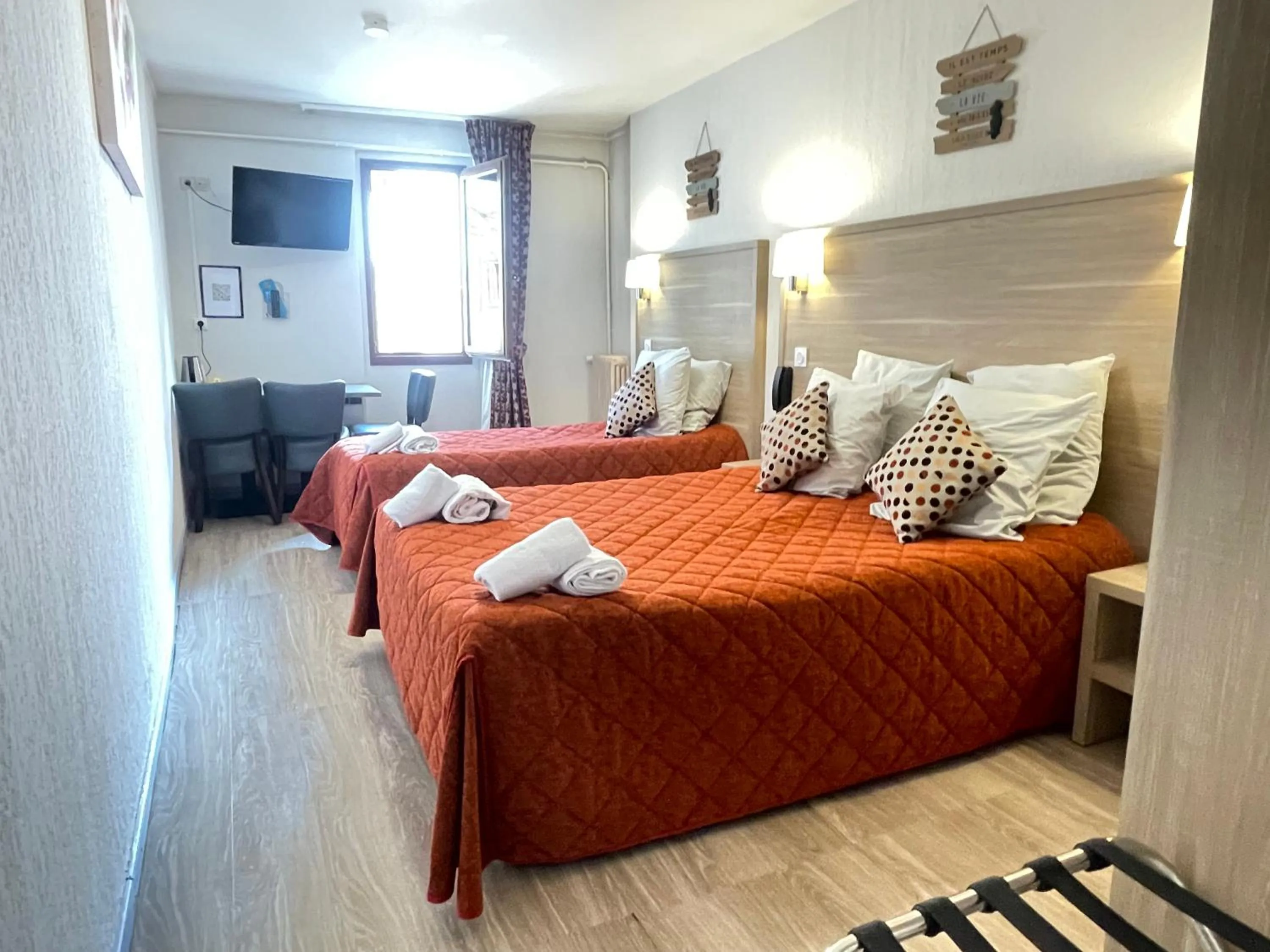 Bed in Hôtel Du Cheval Blanc Barcelonnette