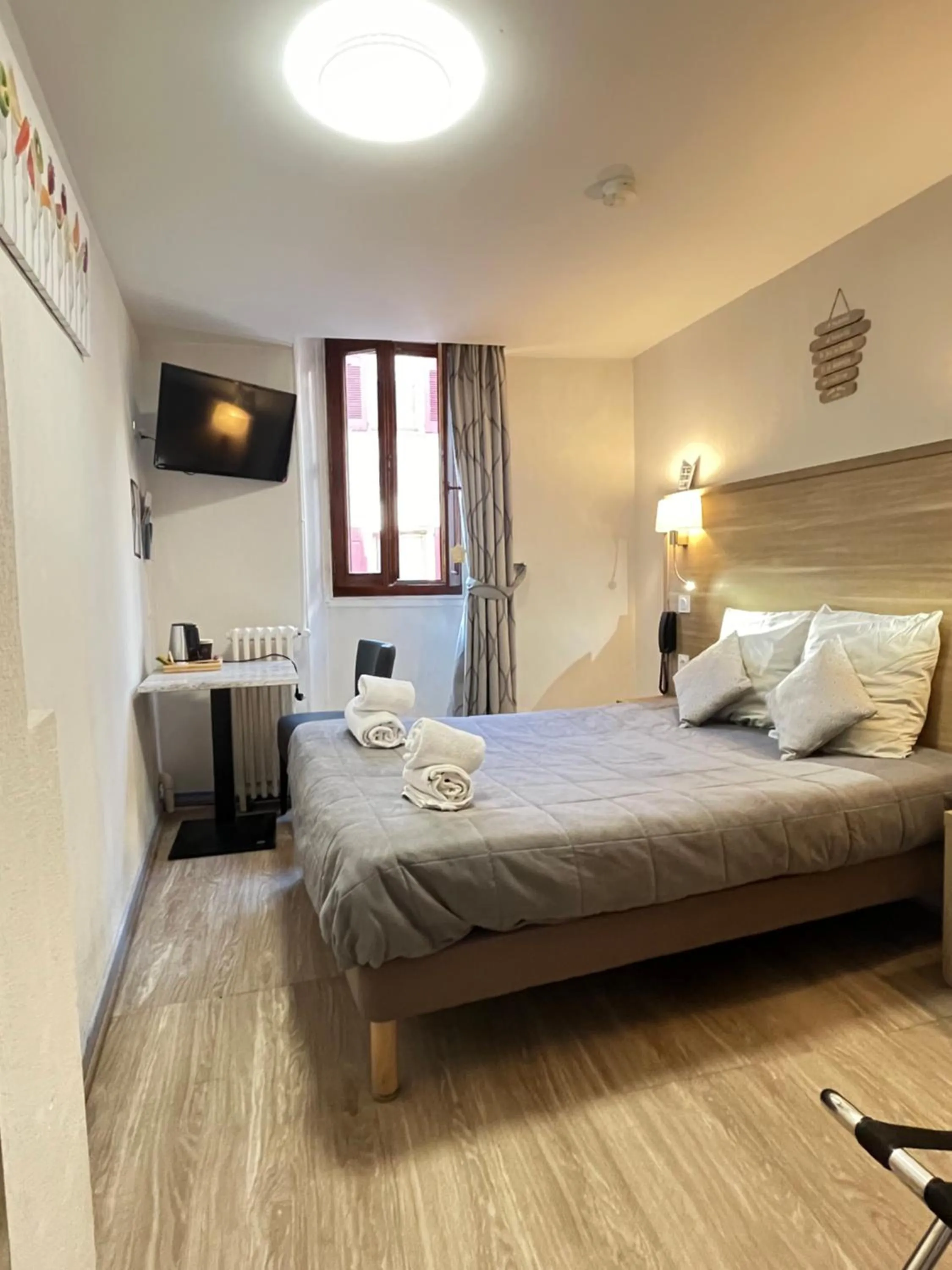 Bed in Hôtel Du Cheval Blanc Barcelonnette