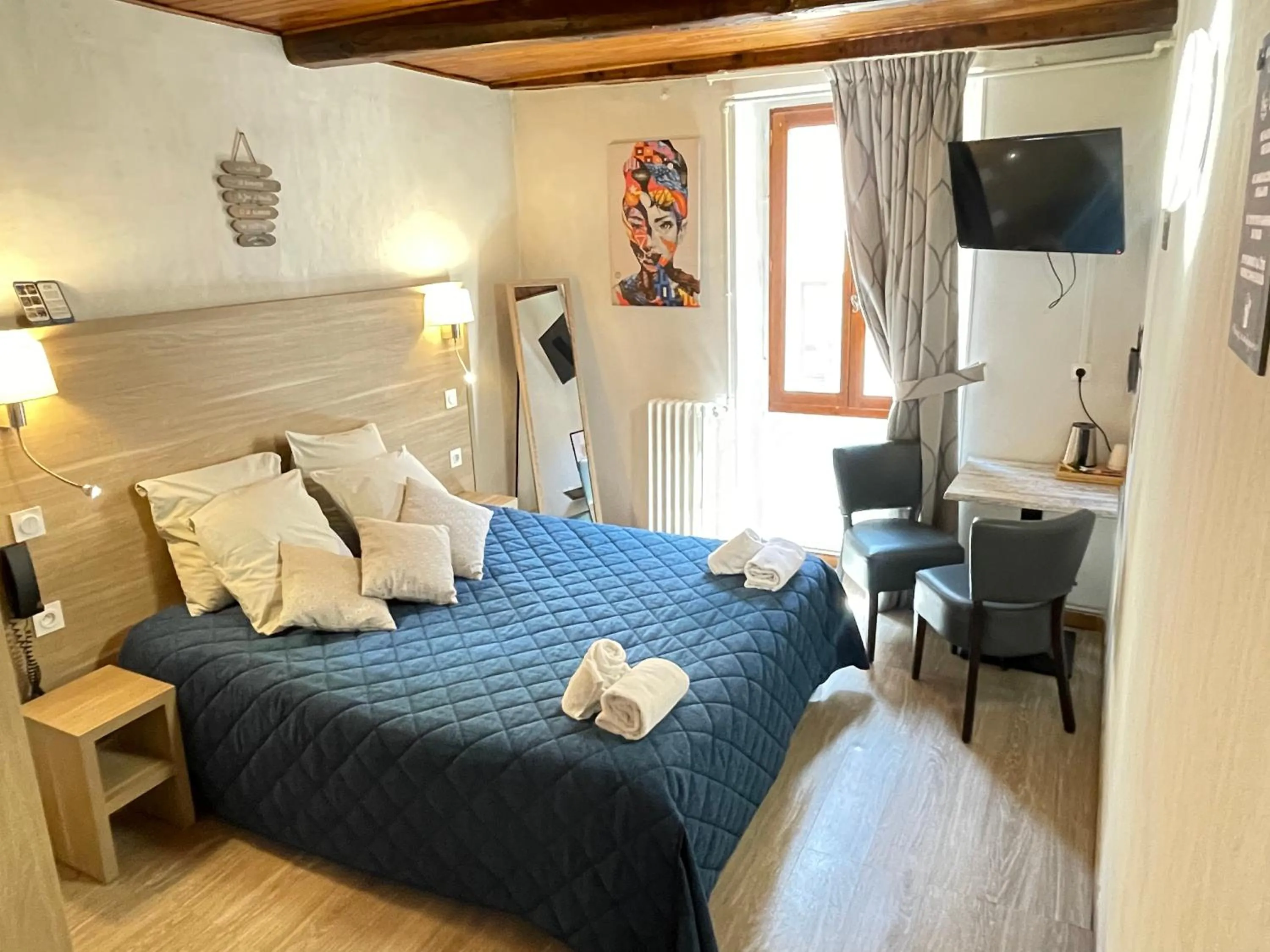 Bed in Hôtel Du Cheval Blanc Barcelonnette