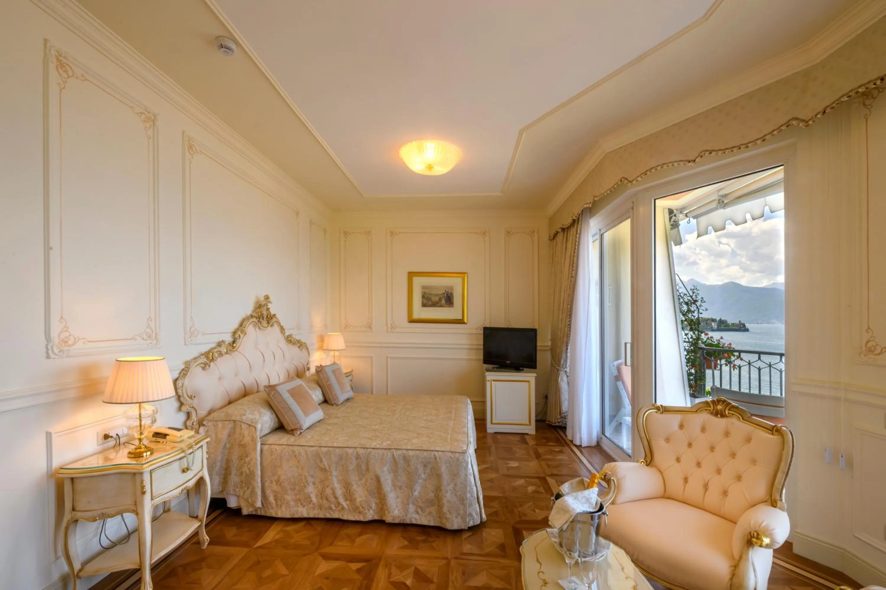 Lake view, Bed in Hotel Astoria