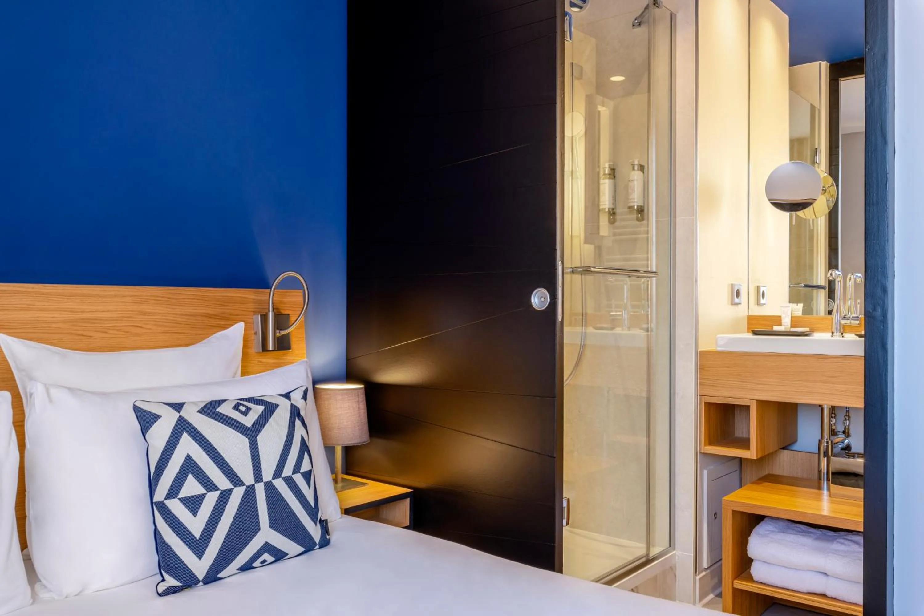 Shower, Bed in Hotel Villa Koegui Biarritz