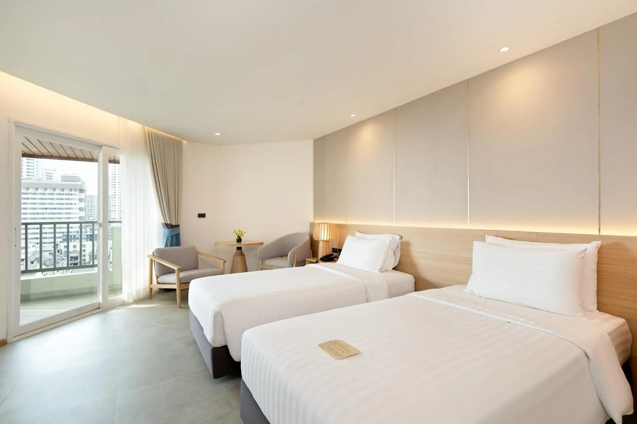 Photo of the whole room, Bed in Jomtien Thani Hotel