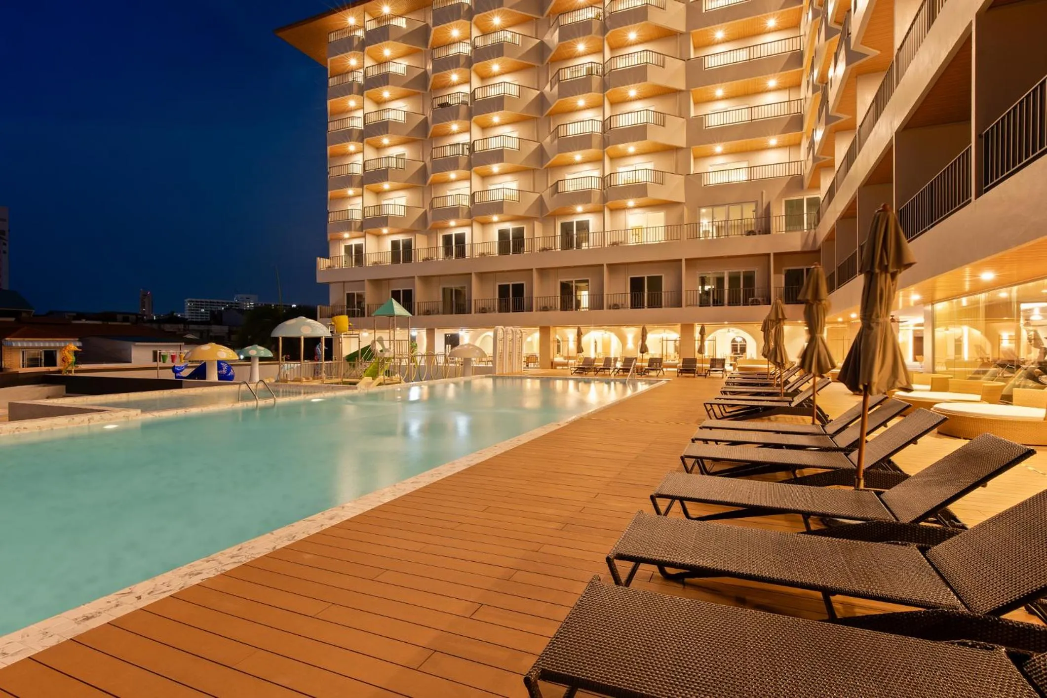 Swimming pool in Jomtien Thani Hotel