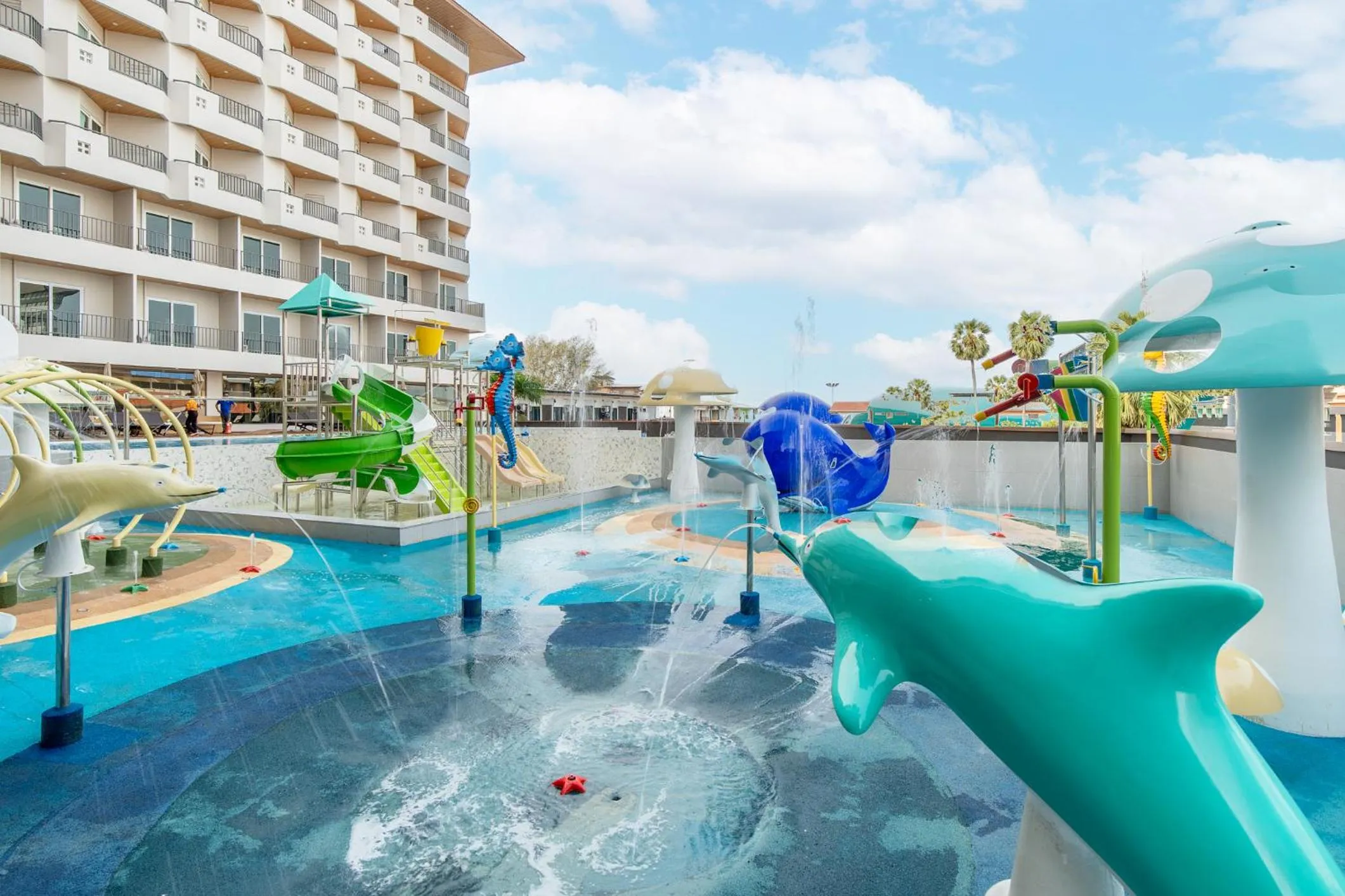 Swimming pool in Jomtien Thani Hotel