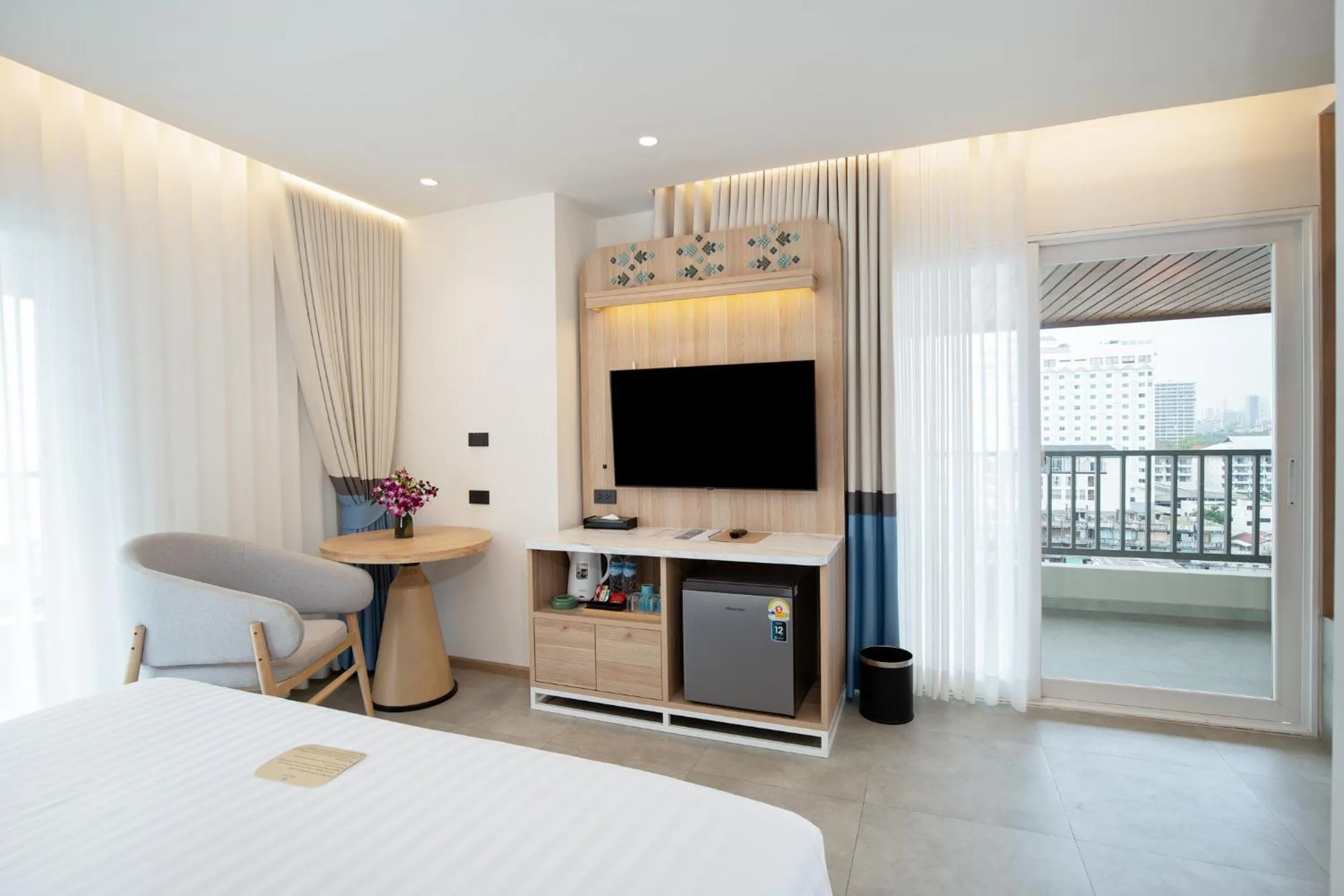 Coffee/tea facilities, Bed in Jomtien Thani Hotel