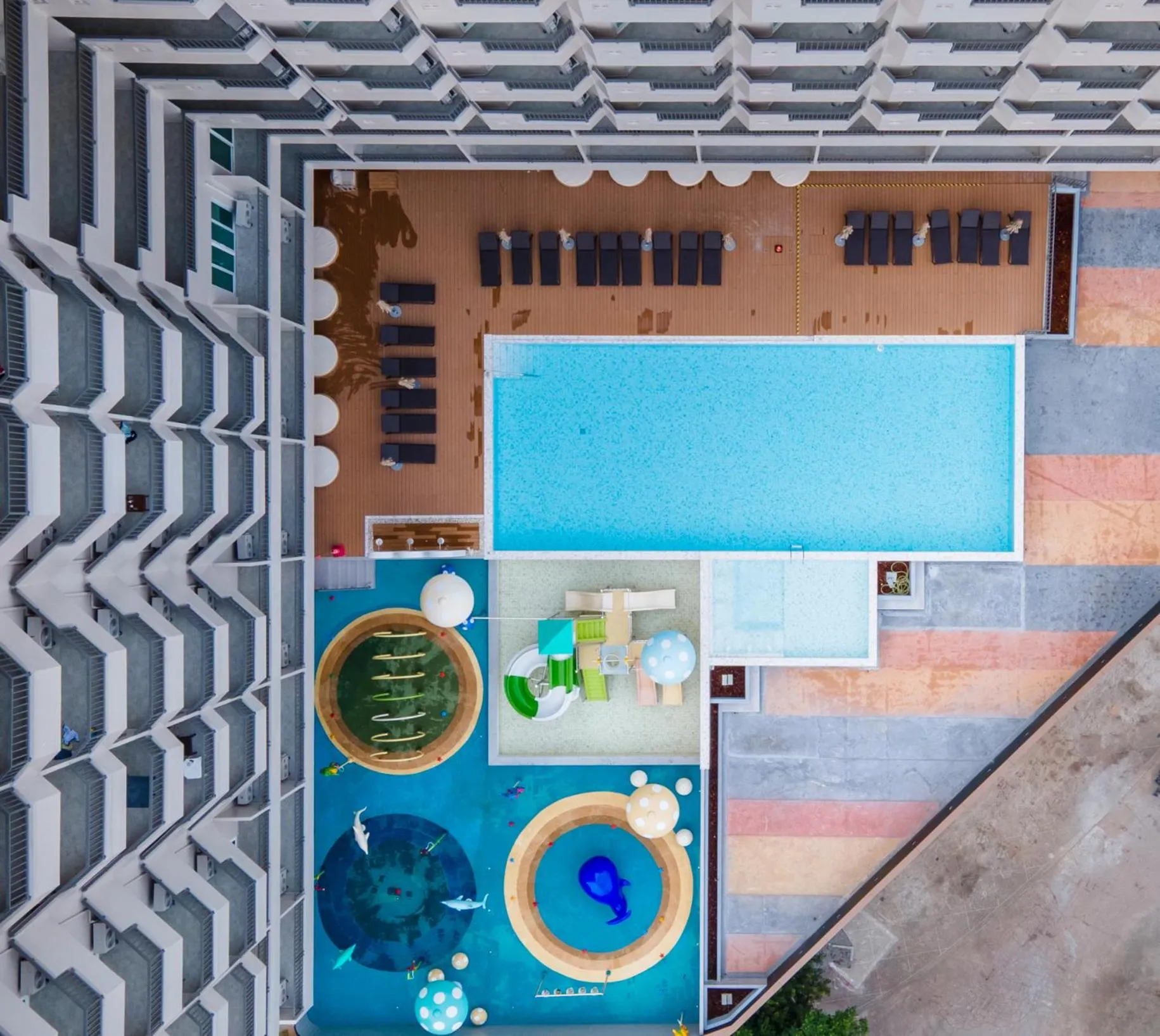 Swimming pool in Jomtien Thani Hotel