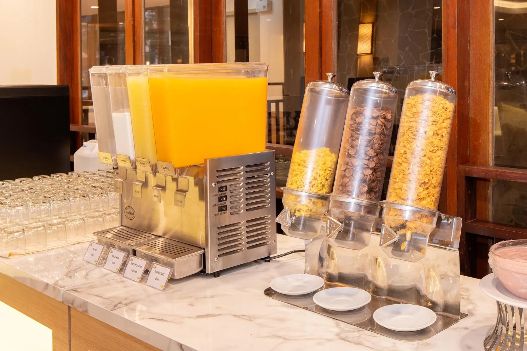 Food and drinks in Jomtien Thani Hotel