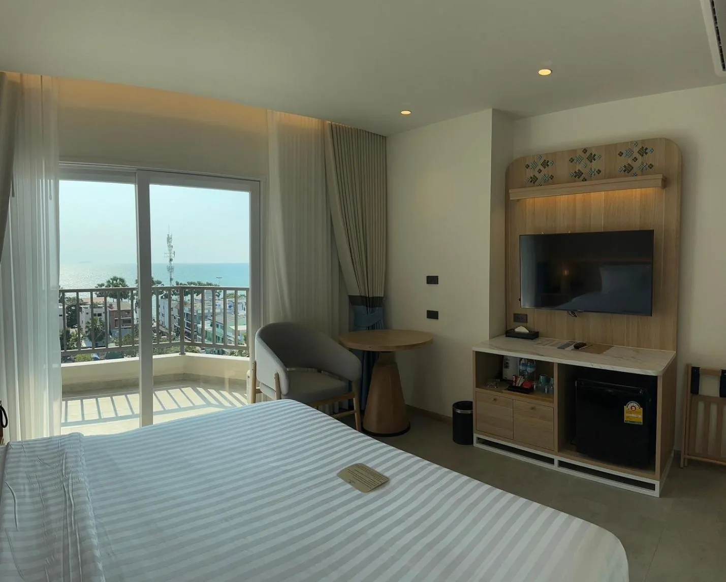 Bedroom, Bed in Jomtien Thani Hotel