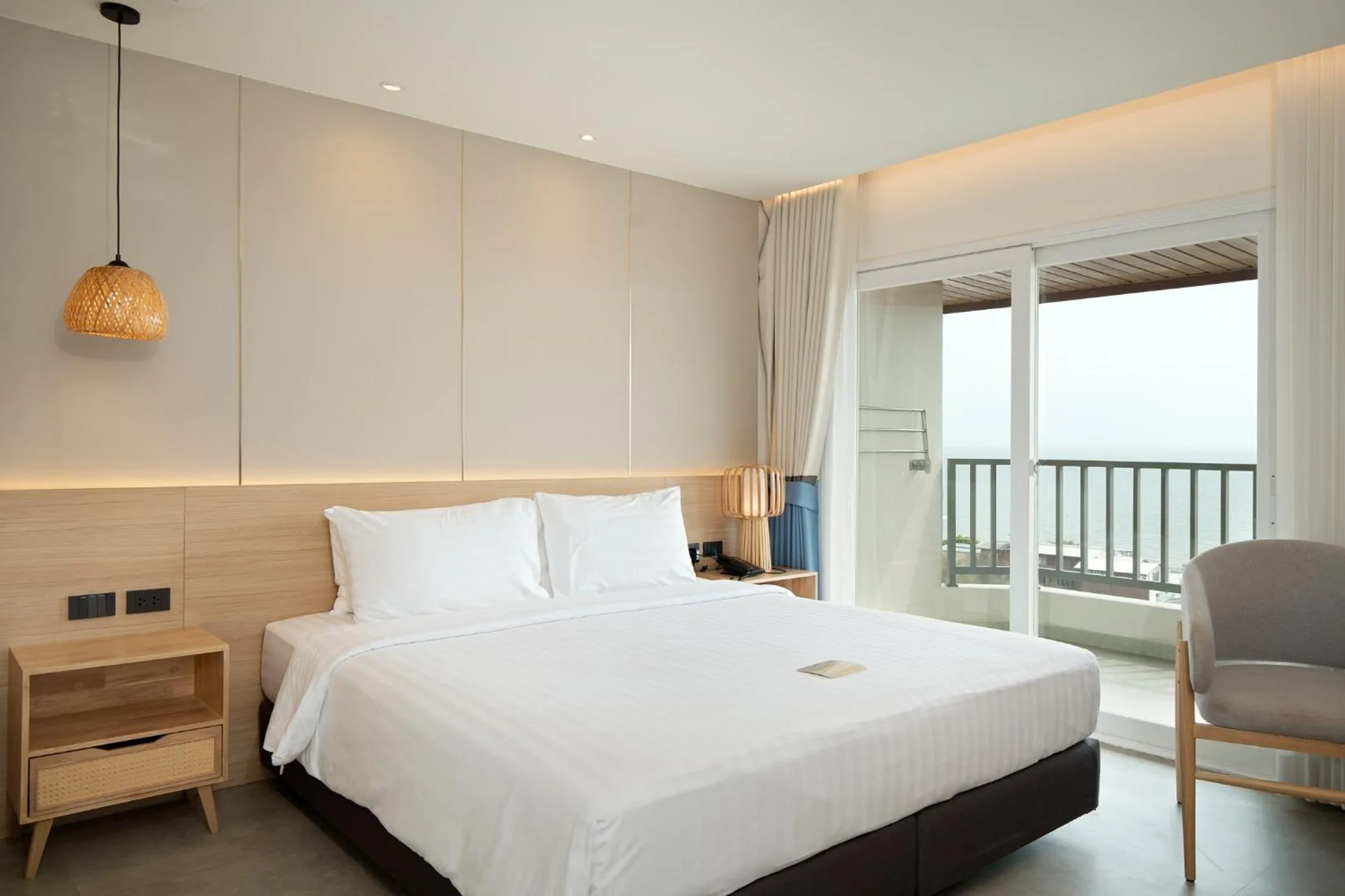 Bedroom, Bed in Jomtien Thani Hotel