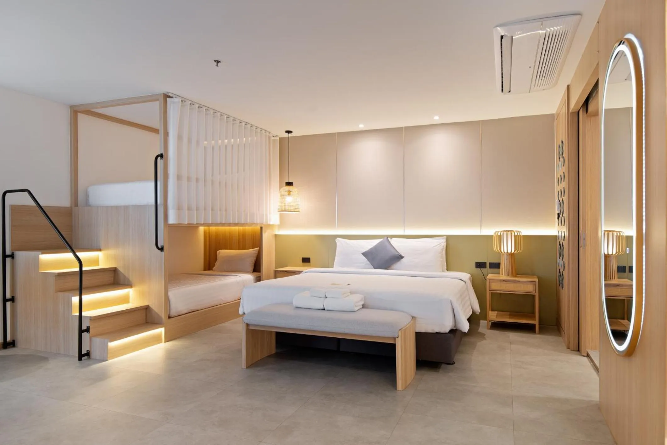 Bedroom, Bed in Jomtien Thani Hotel