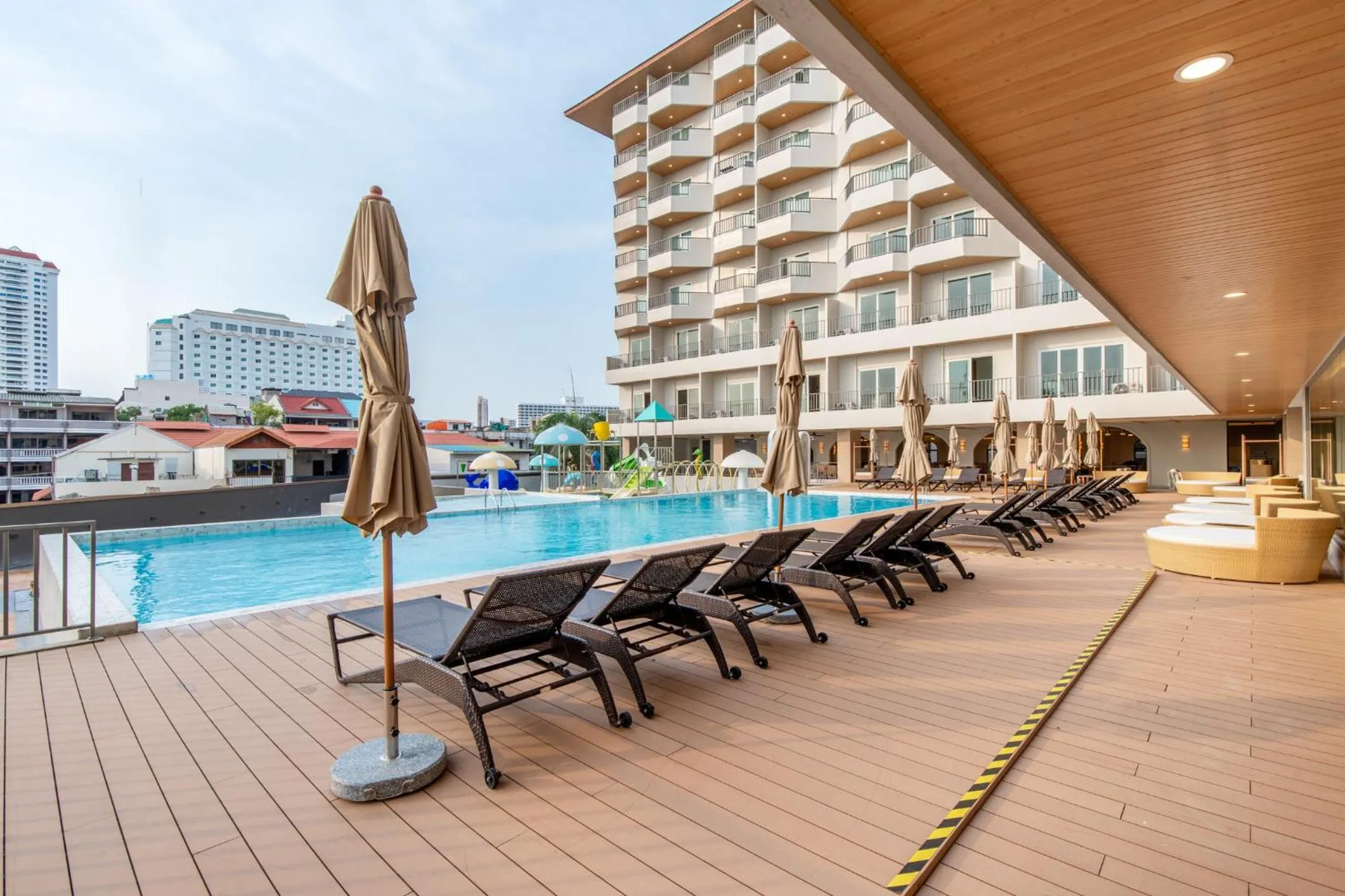 Swimming pool in Jomtien Thani Hotel