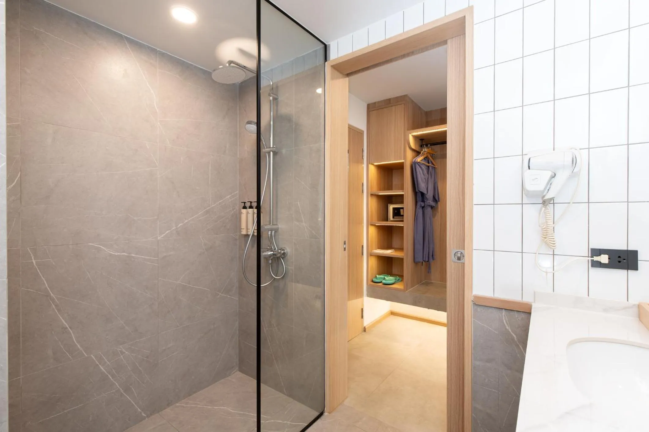 Shower in Jomtien Thani Hotel