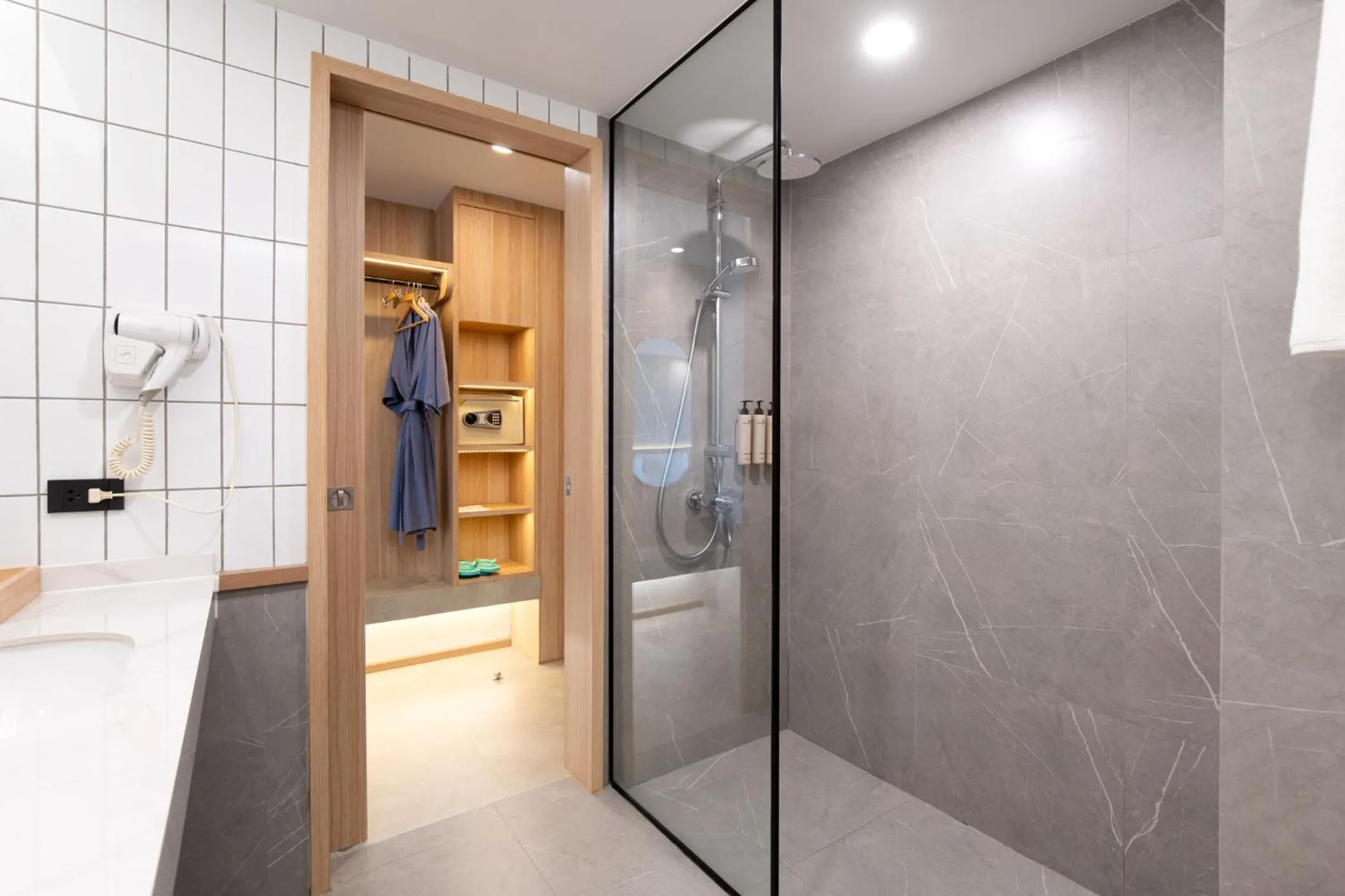 Shower in Jomtien Thani Hotel