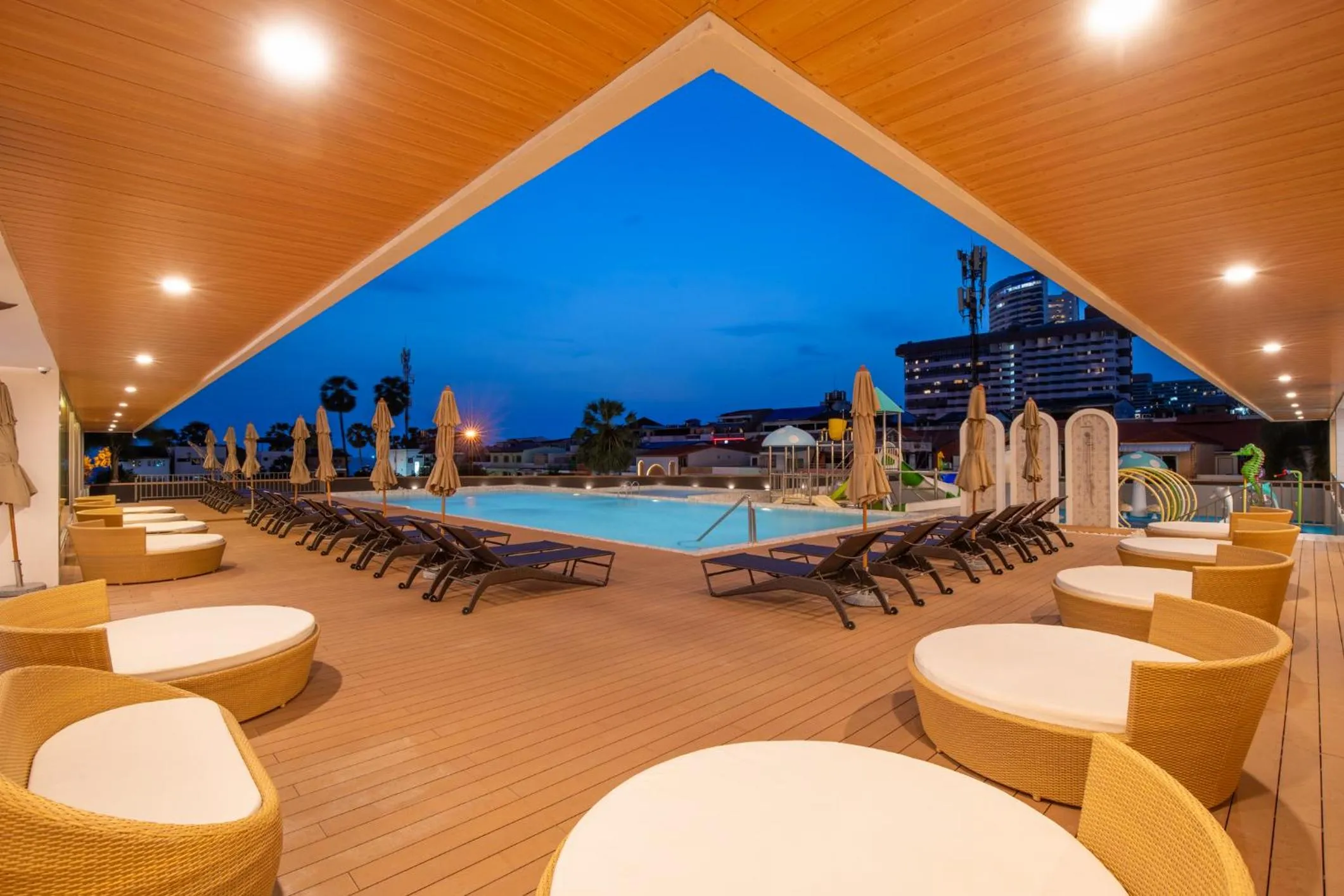 Swimming pool in Jomtien Thani Hotel