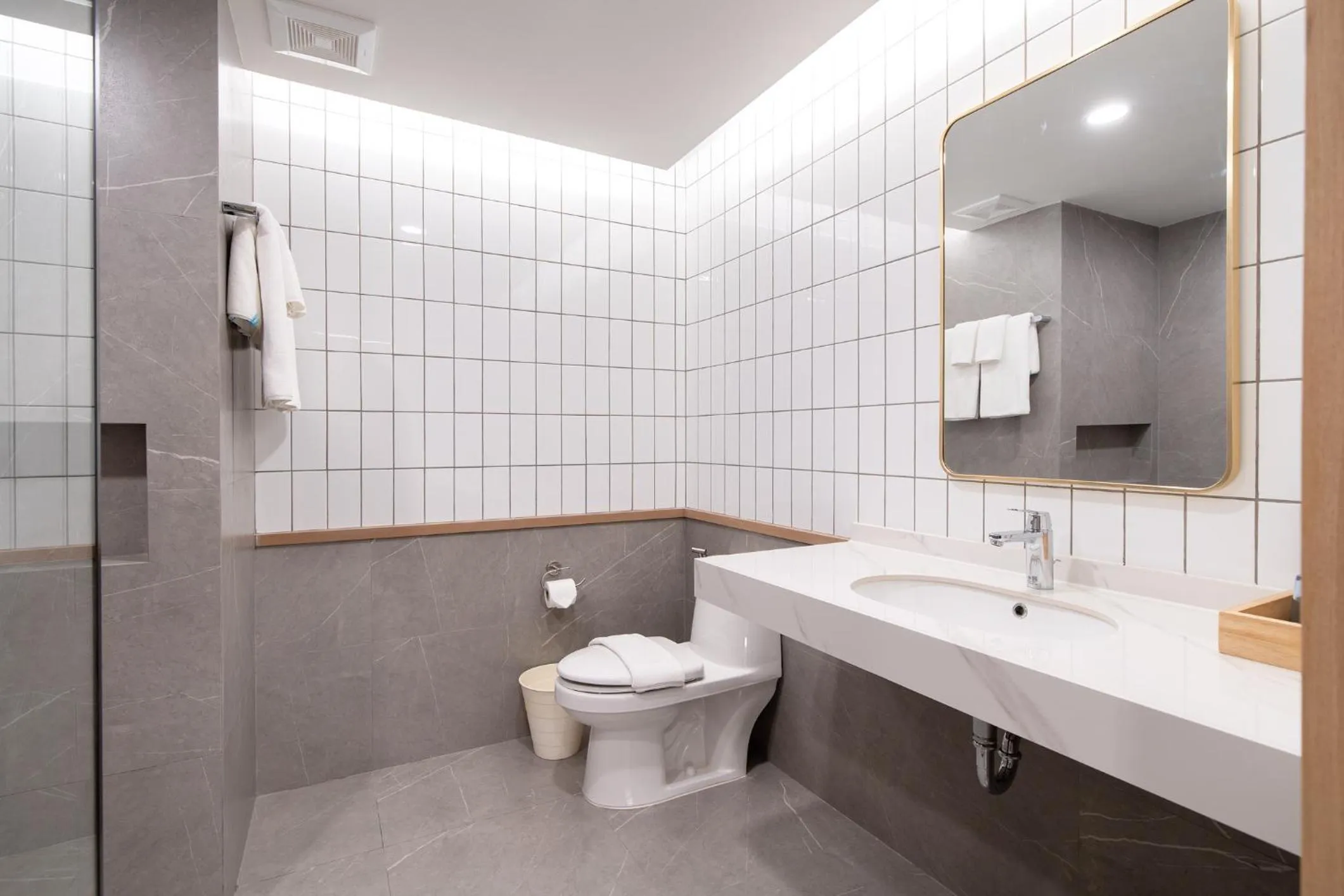 Bathroom in Jomtien Thani Hotel