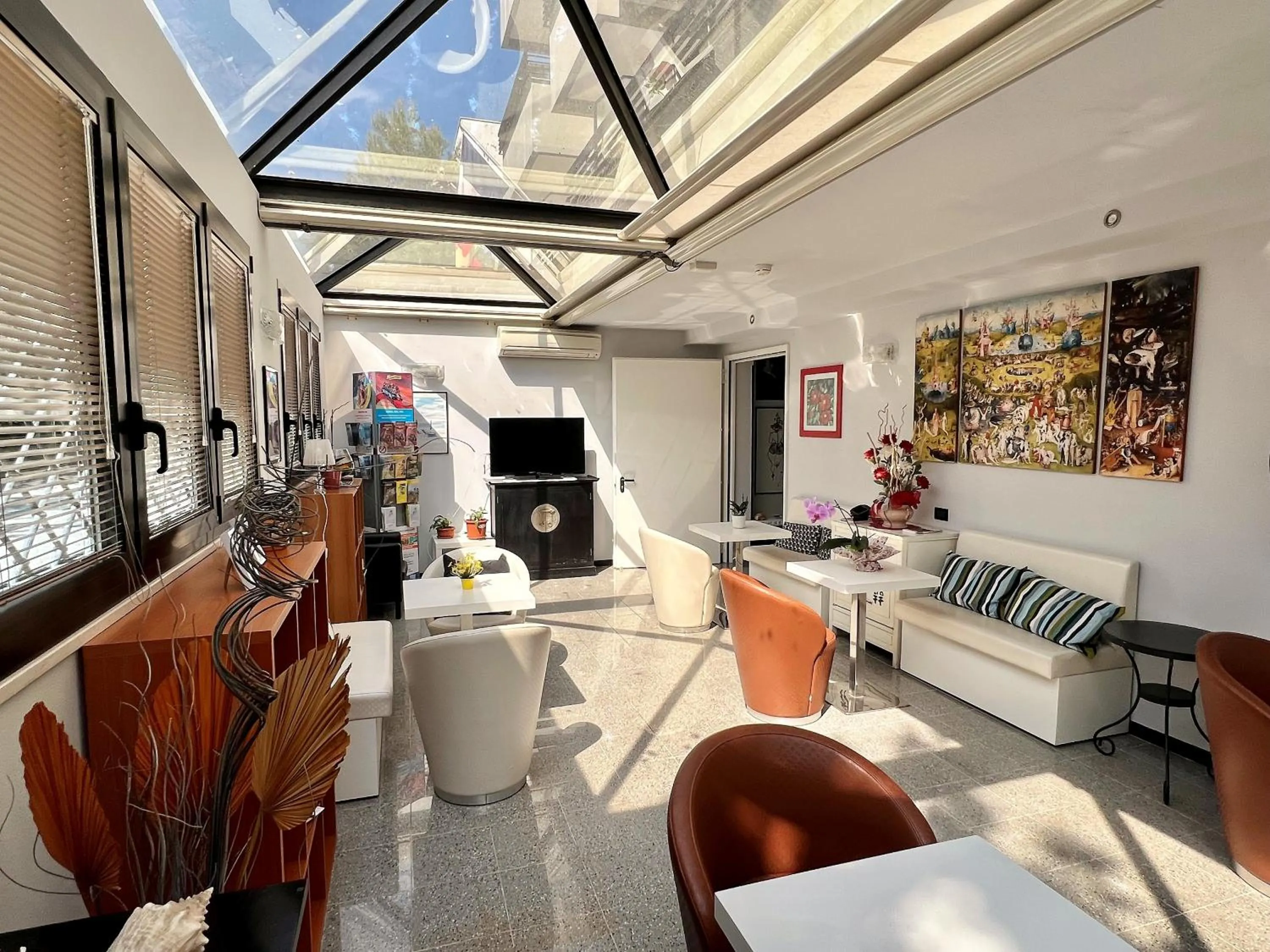 Communal lounge/ TV room in Hotel Betty Personal Style and Beach Village