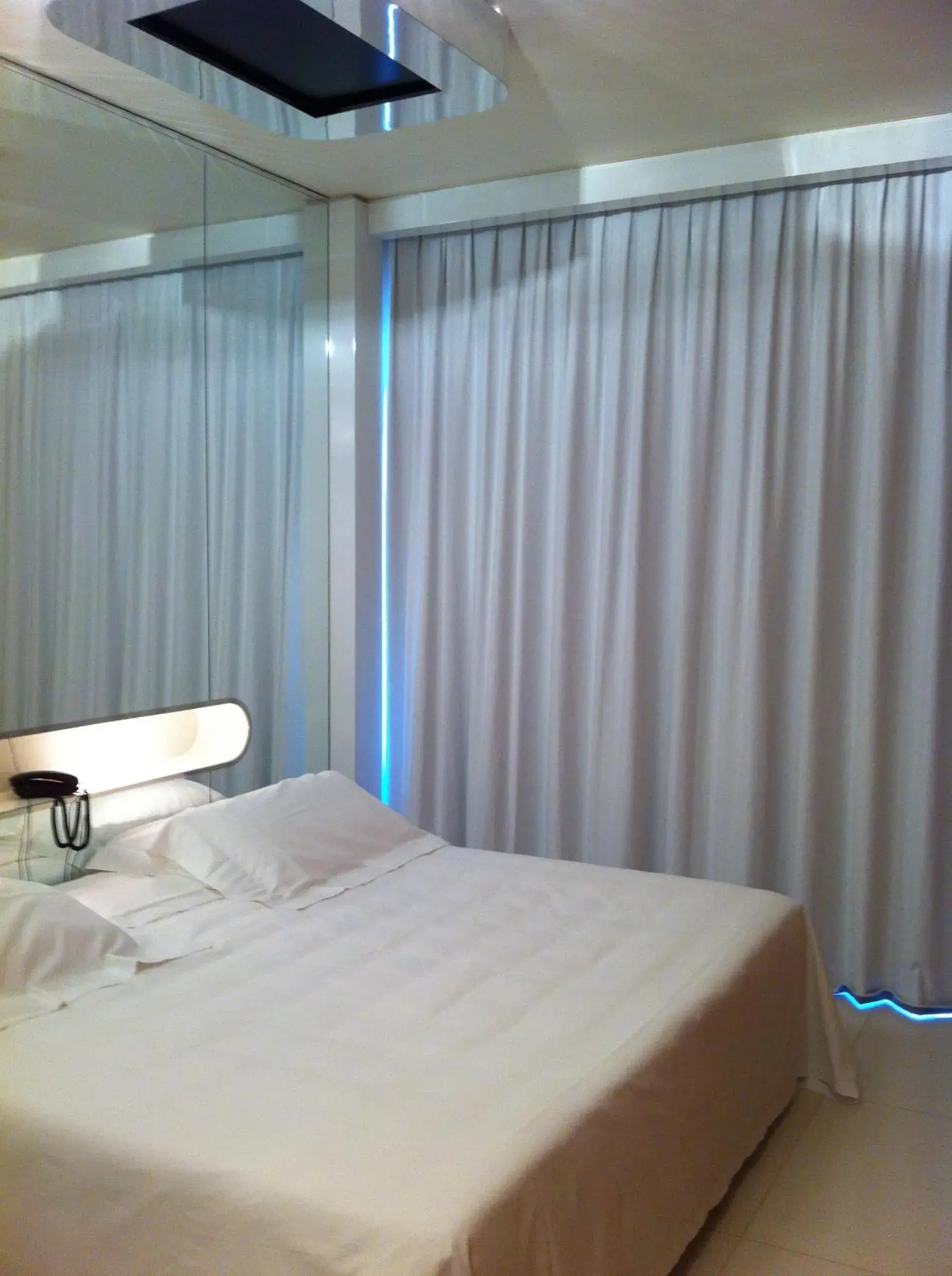 Bedroom, Bed in i-Suite Hotel Bedroom, Bed in i-Suite Hotel