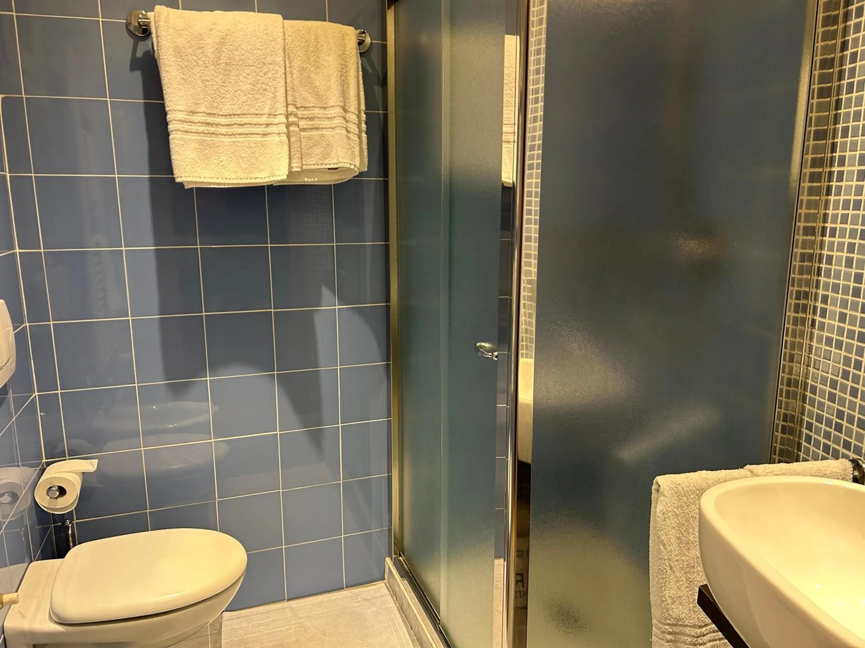 Shower in Hotel Perla - The storyhoteller