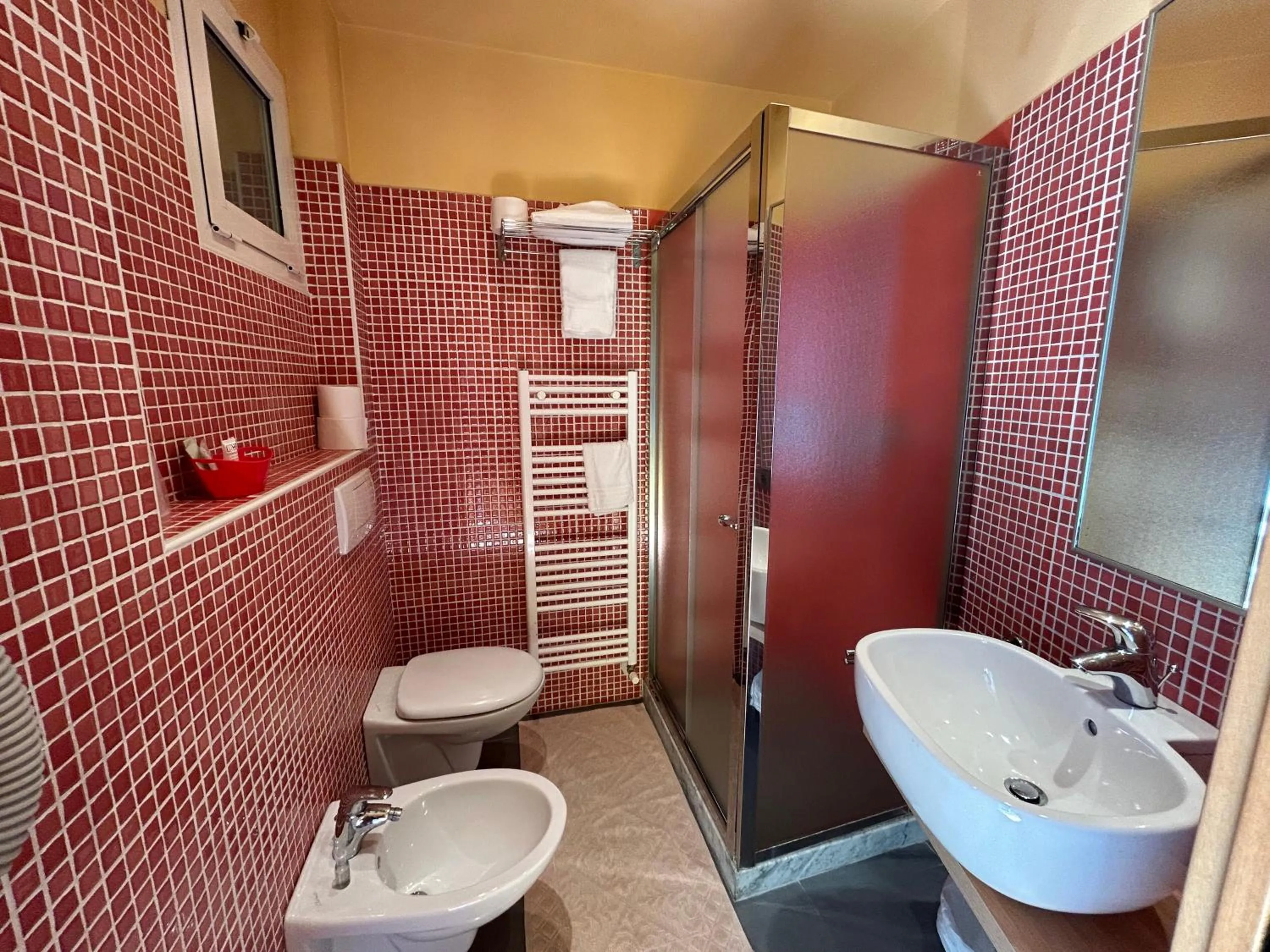 Shower in Hotel Perla - The storyhoteller