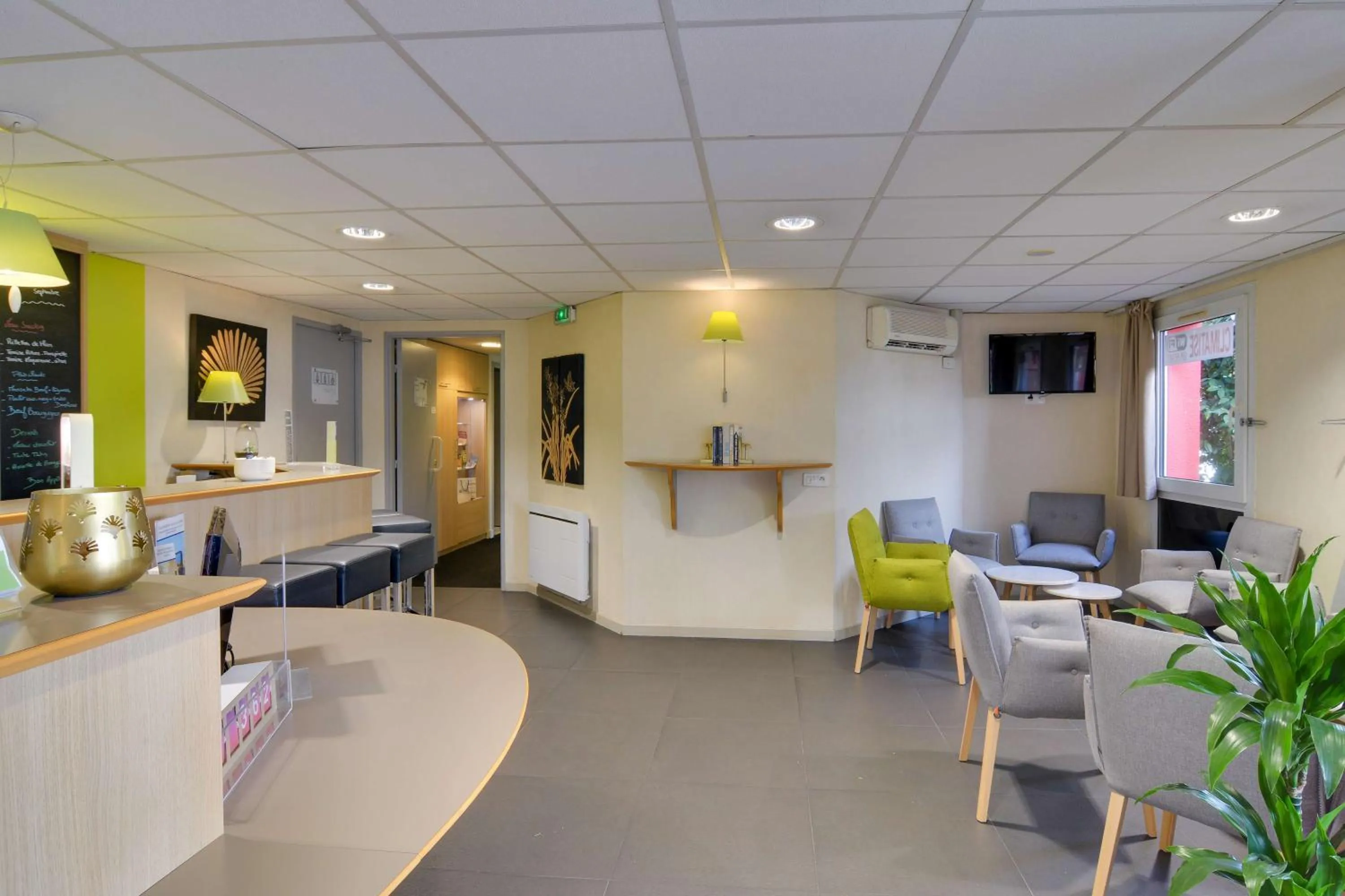 Lobby or reception in Sure Hotel by Best Western Nantes Saint-Herblain