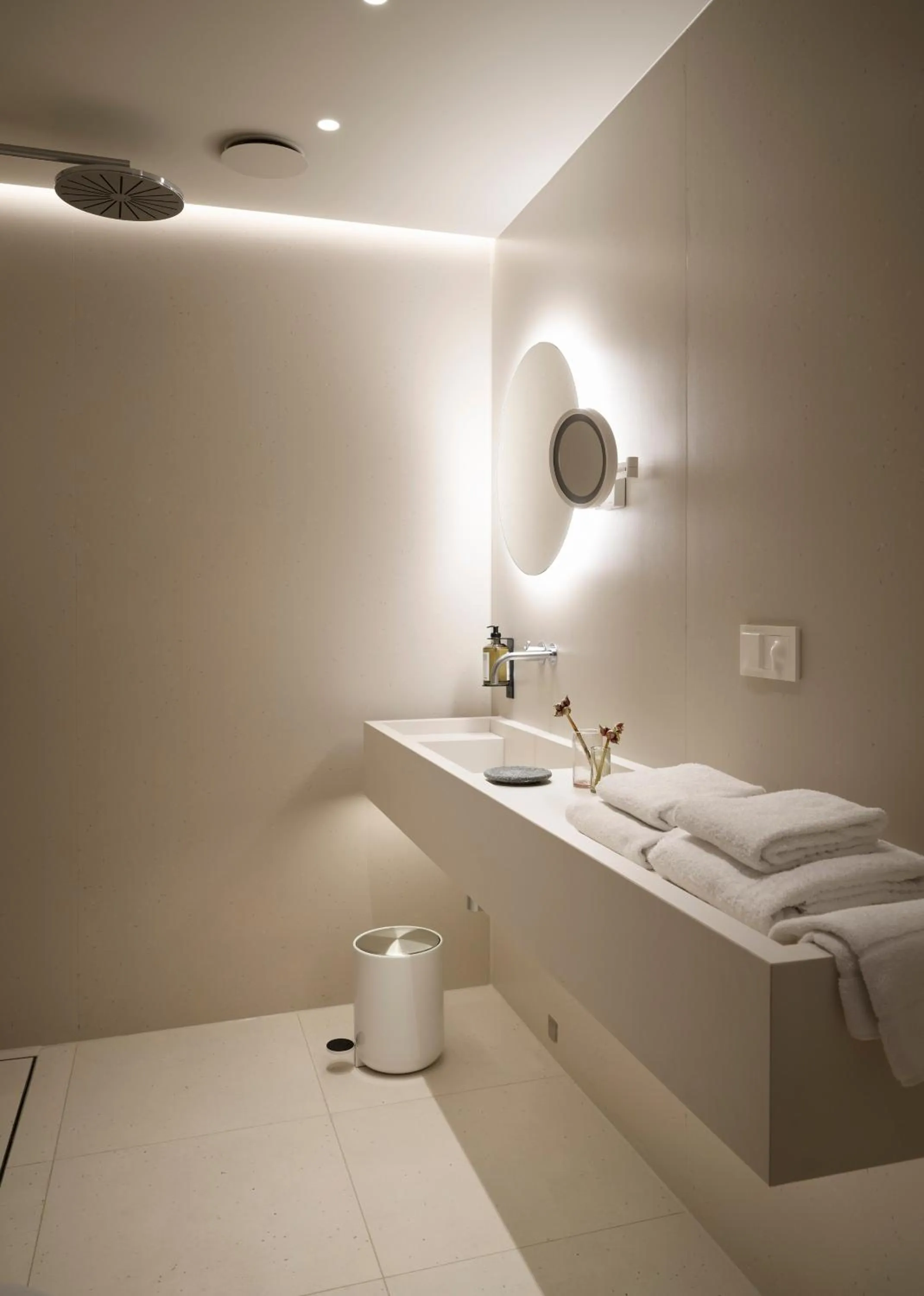 Bathroom, Bed in Hotel 1904