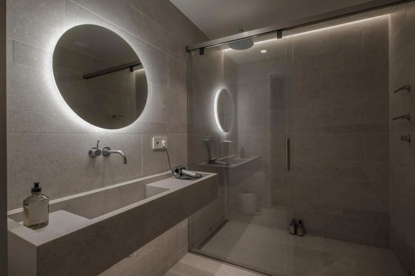 Shower in Hotel 1904