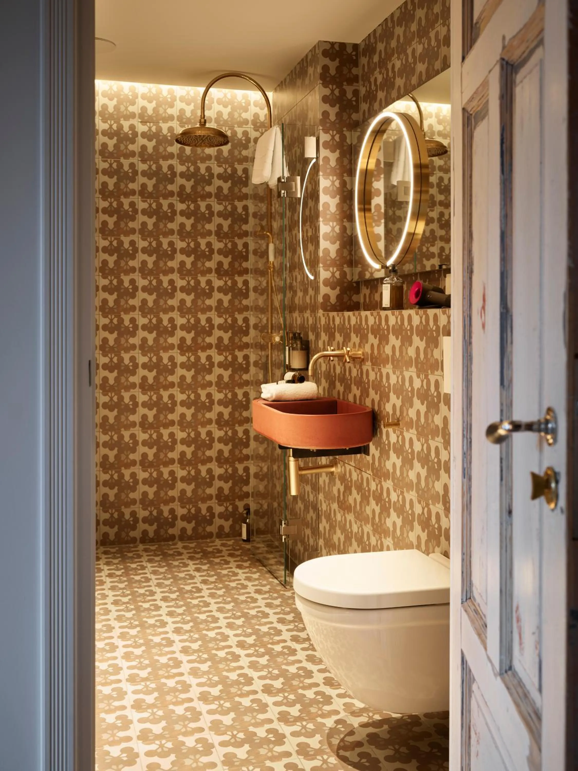 Shower in Hotel 1904