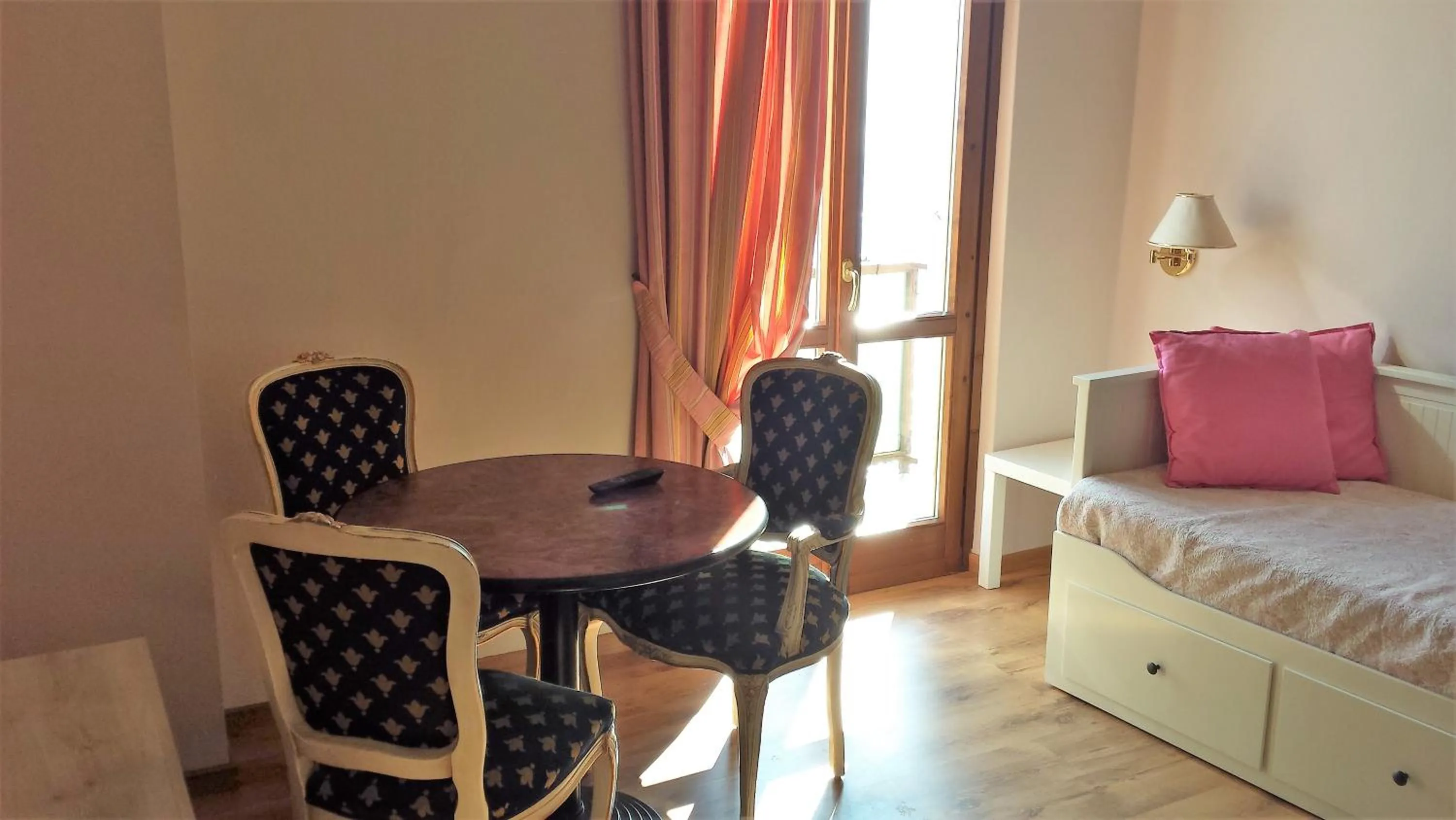 Living room, Bed in Garda Sol SPA Hotel & Appartamenti