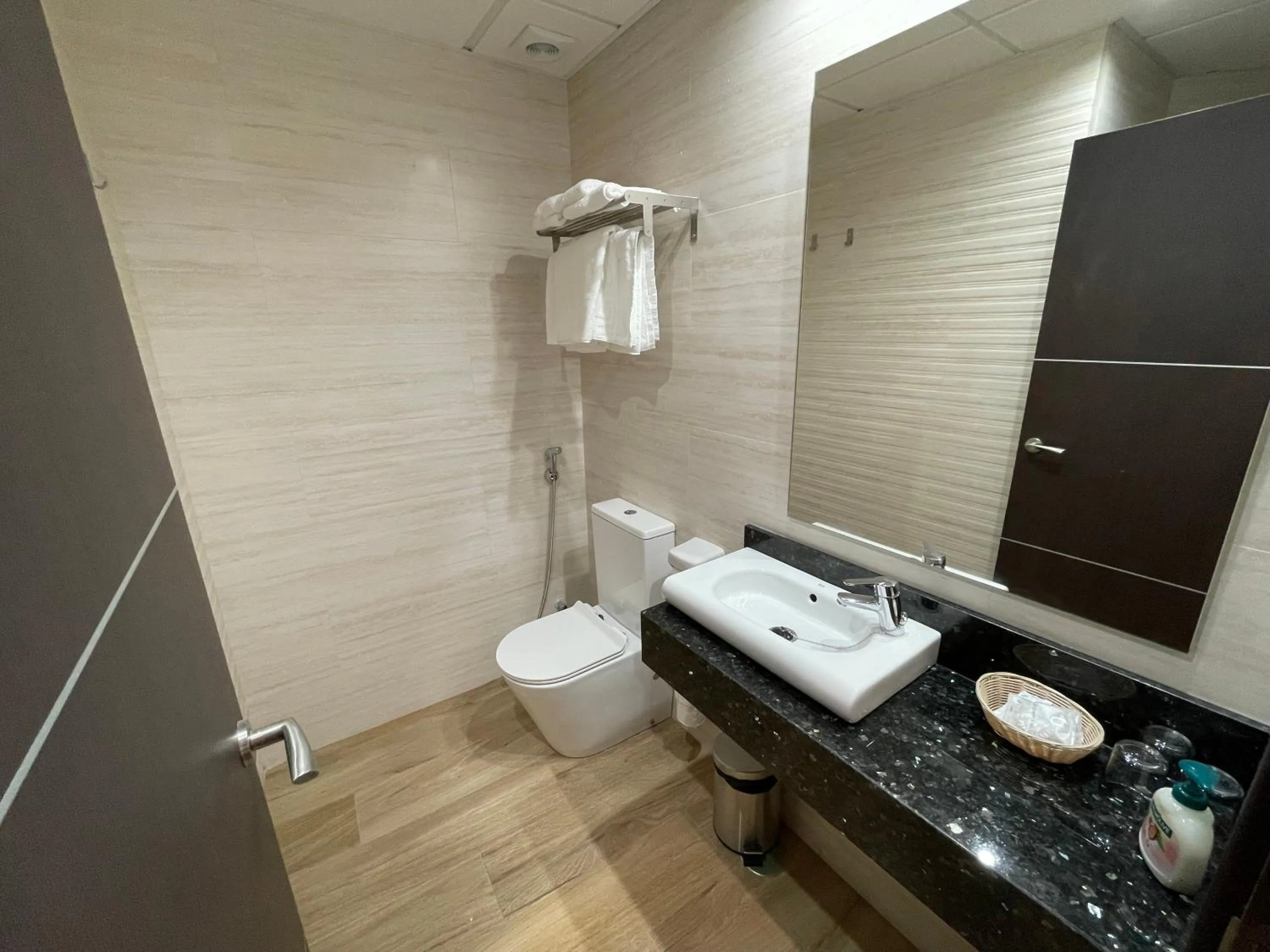 Shower in Castilla Guerrero