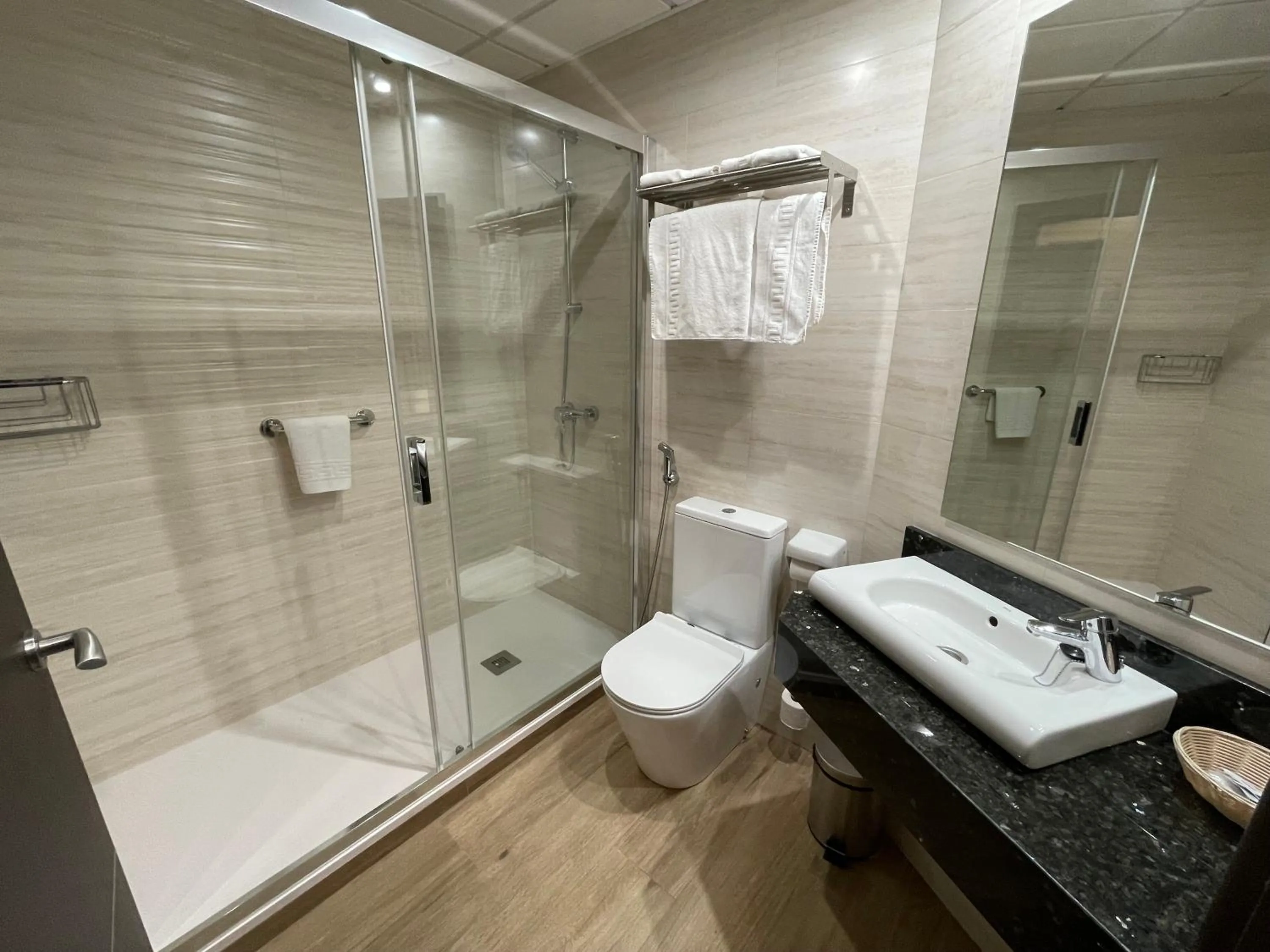 Shower in Castilla Guerrero