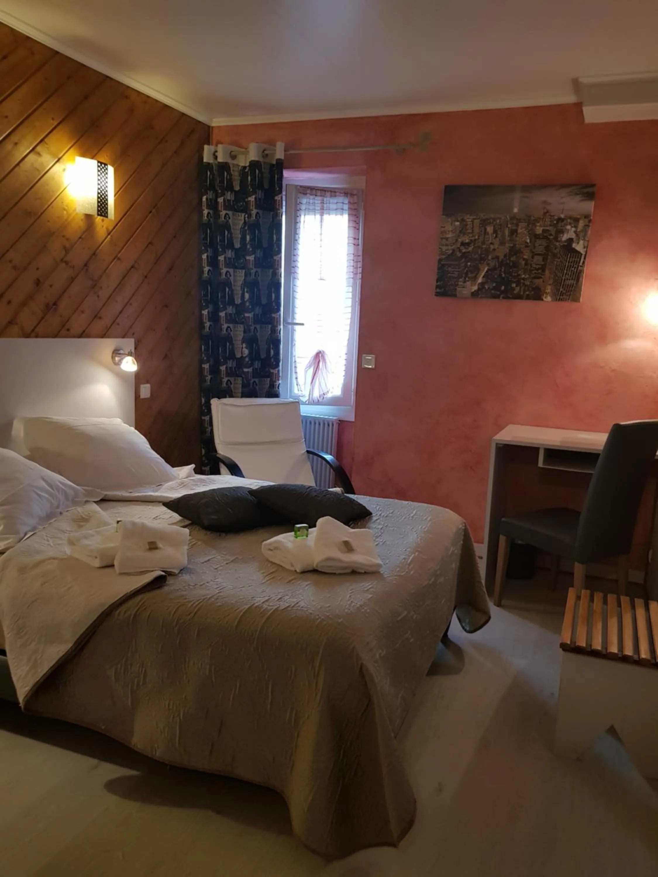 Bed in Logis hôtel restaurant les Carillons