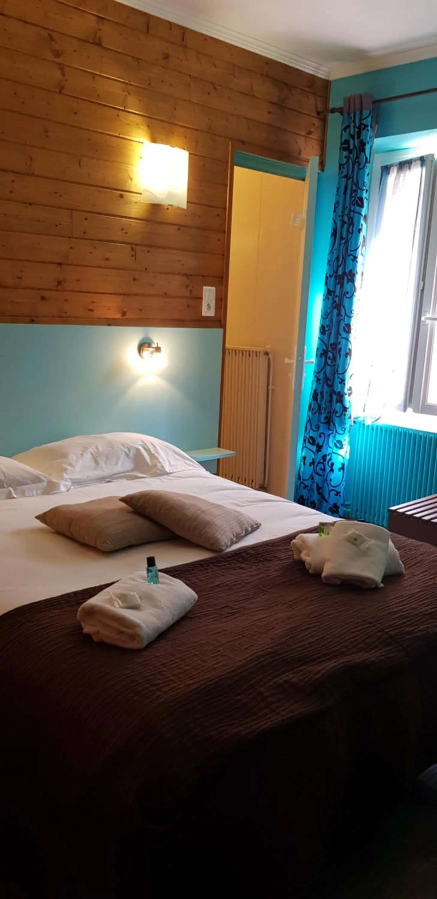 Bed in Logis hôtel restaurant les Carillons