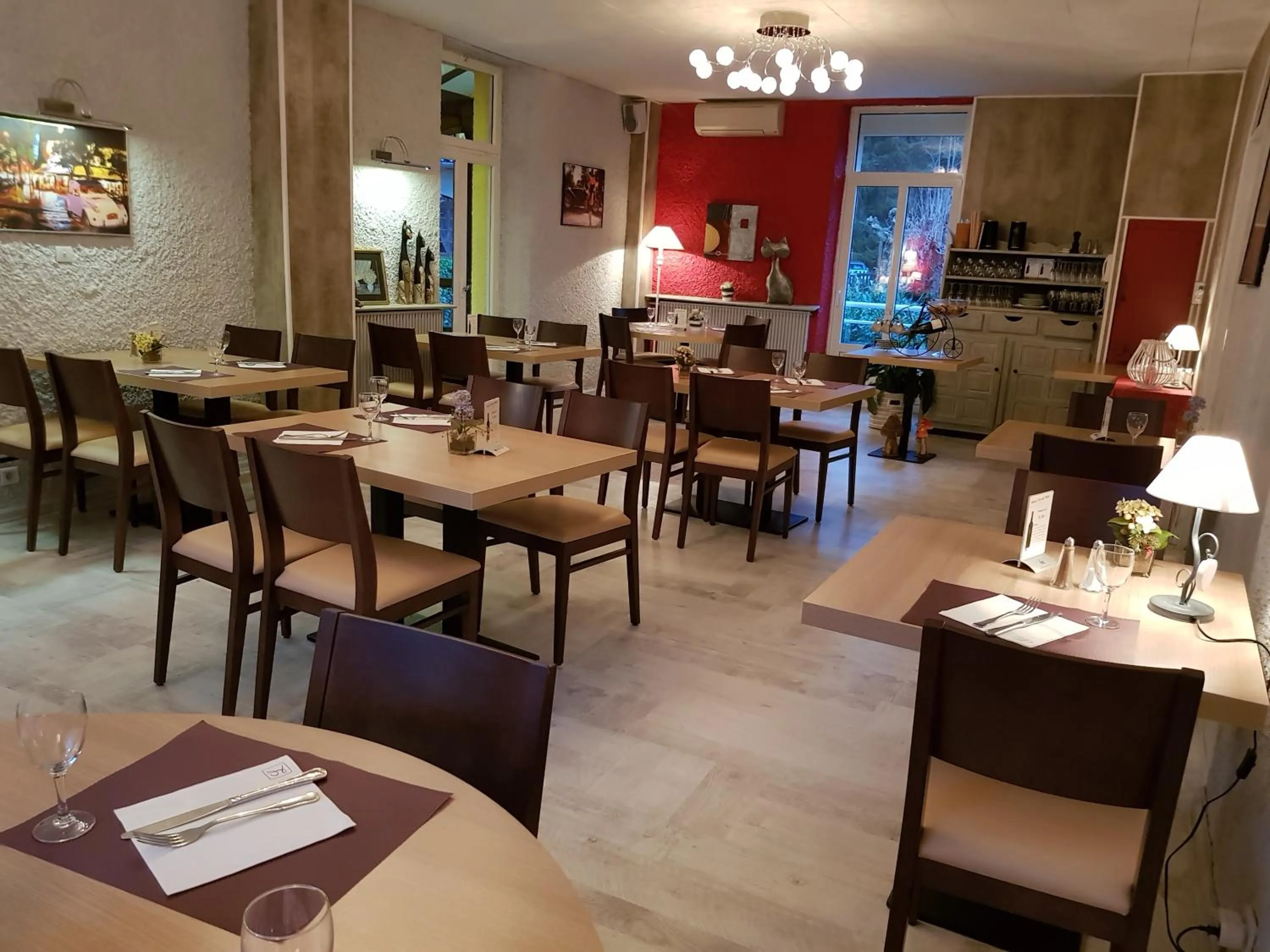 Restaurant/places to eat in Logis hôtel restaurant les Carillons