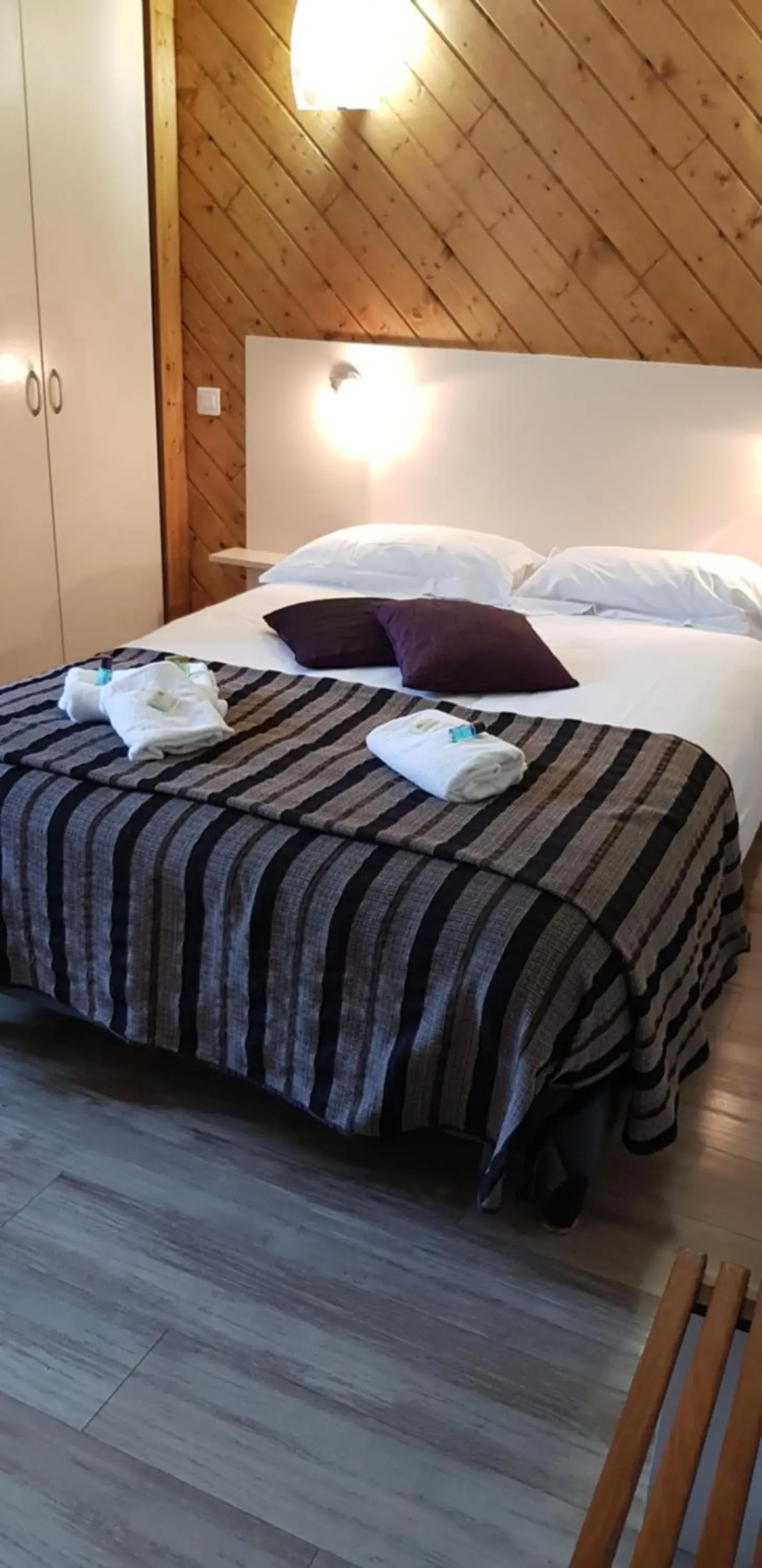 Double Room - single occupancy in Logis hôtel restaurant les Carillons Double Room - single occupancy in Logis hôtel restaurant les Carillons