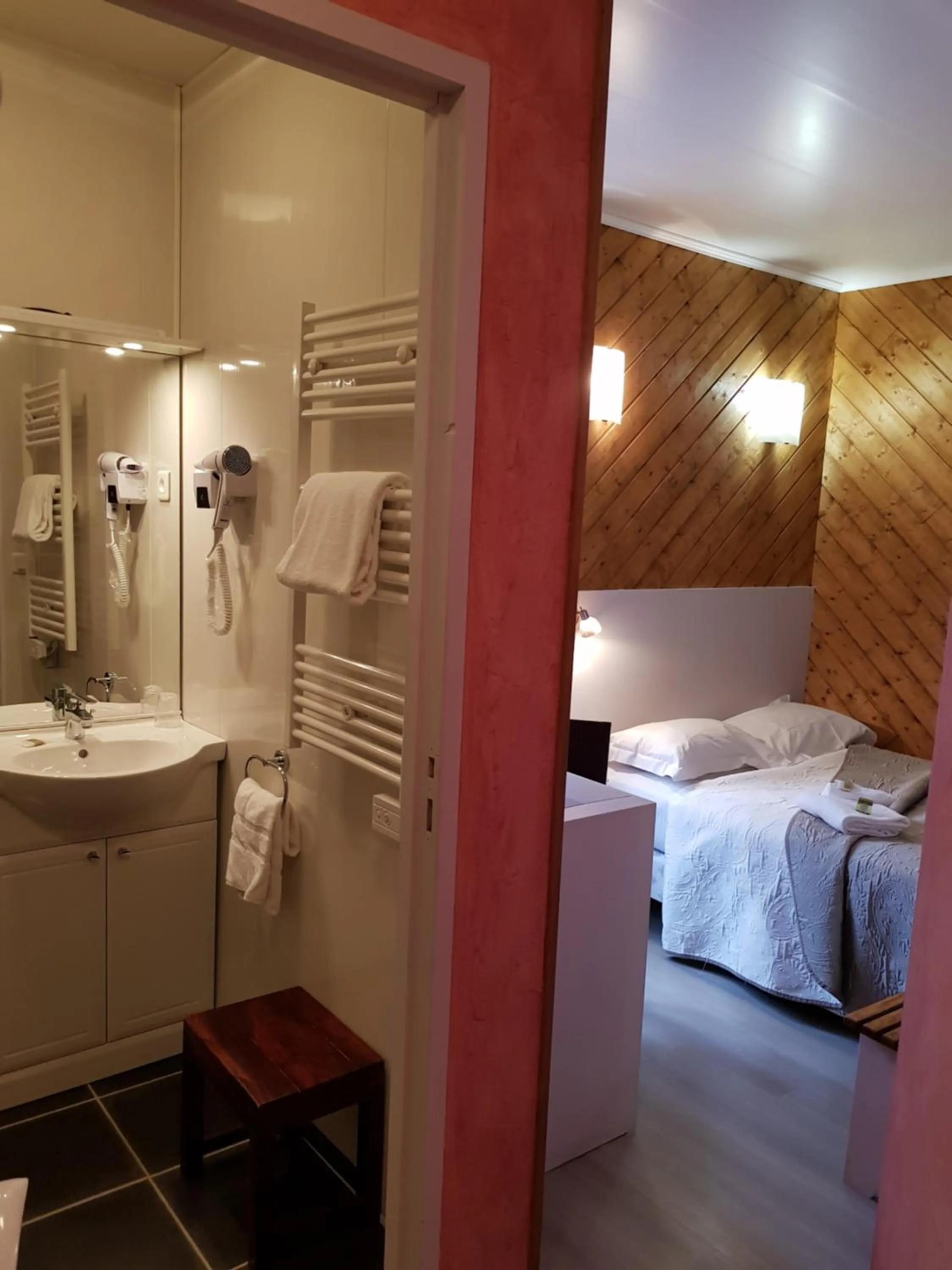 Bed in Logis hôtel restaurant les Carillons