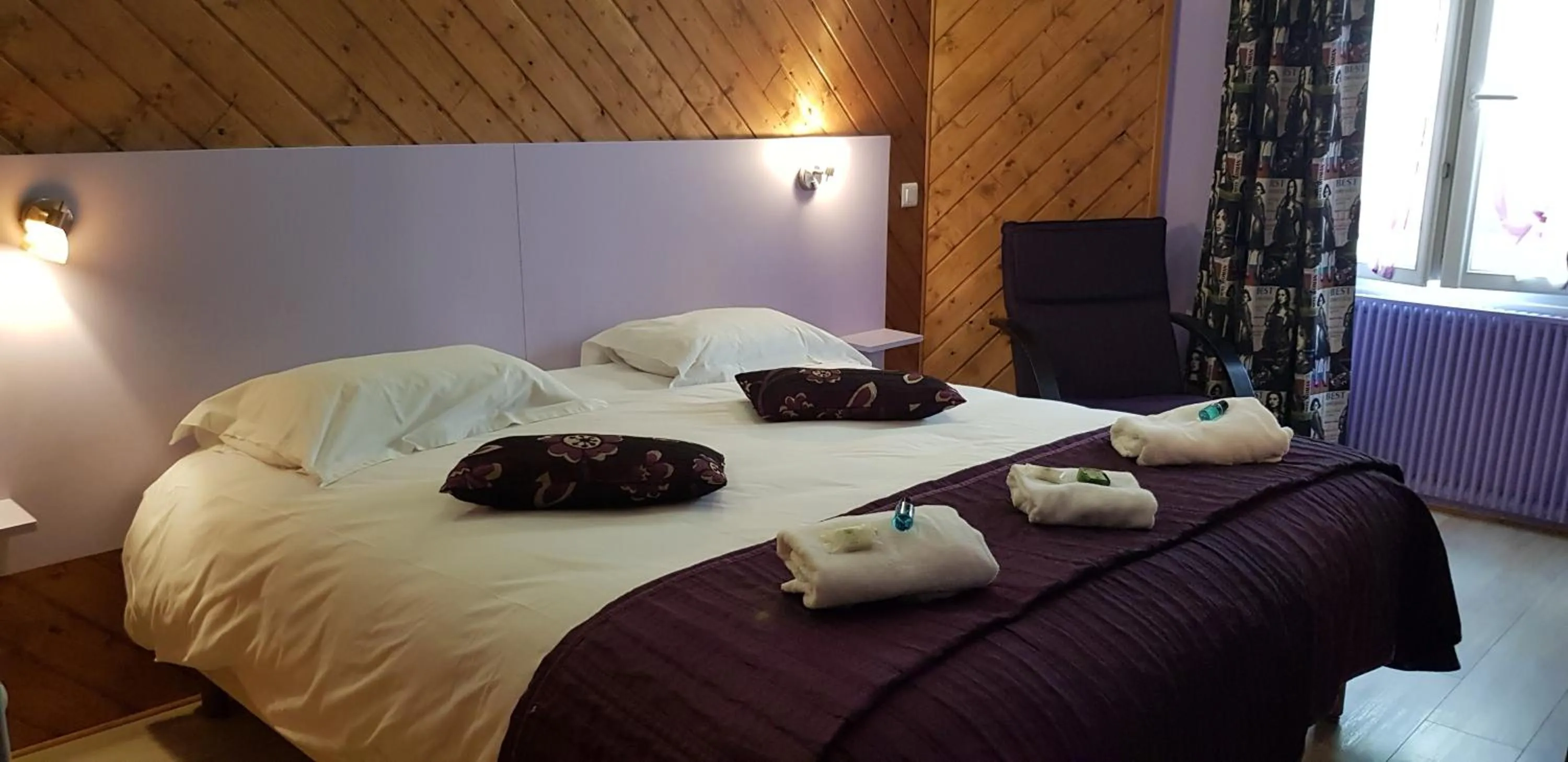 Bed in Logis hôtel restaurant les Carillons