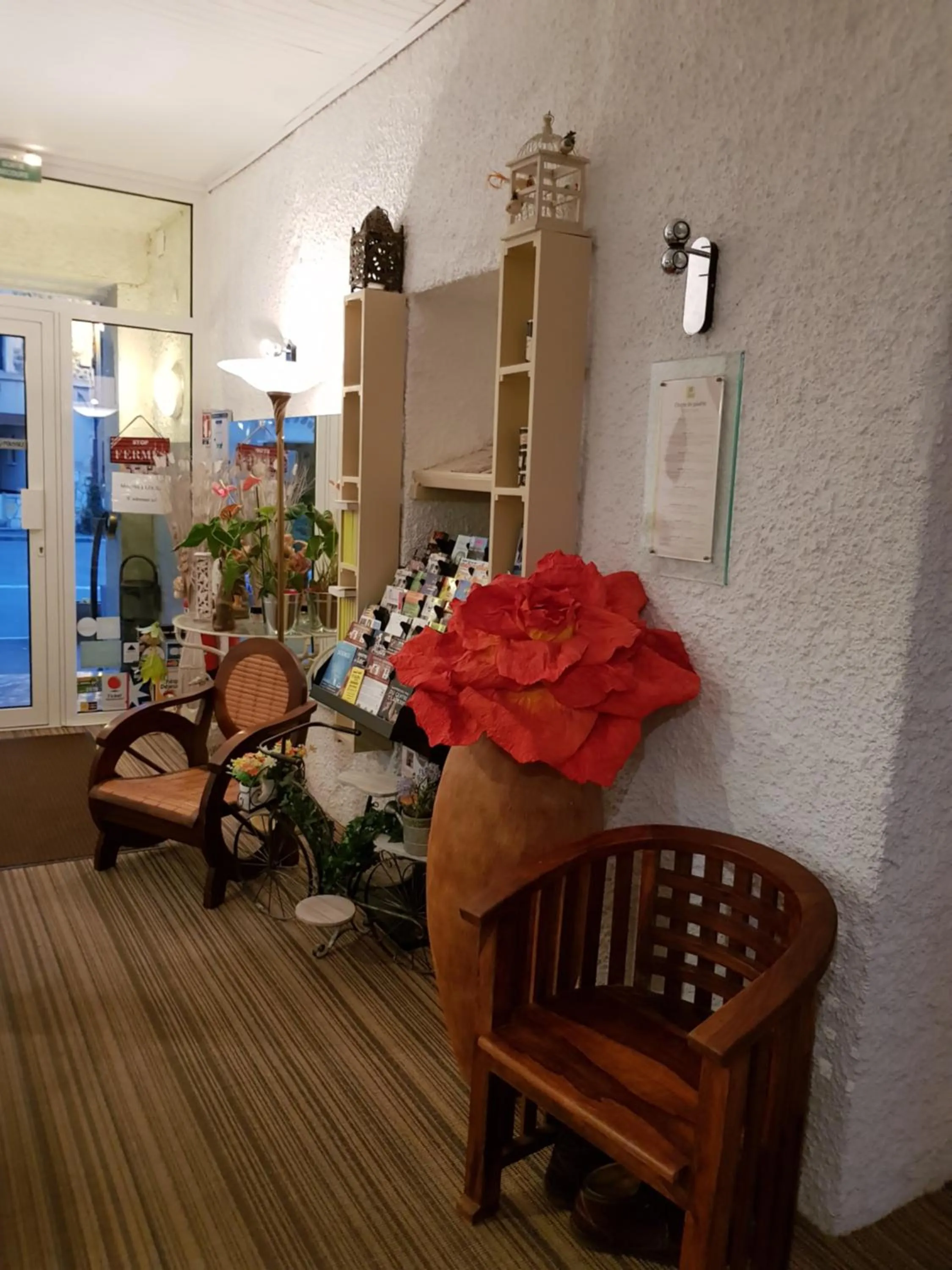 Lobby or reception in Logis hôtel restaurant les Carillons