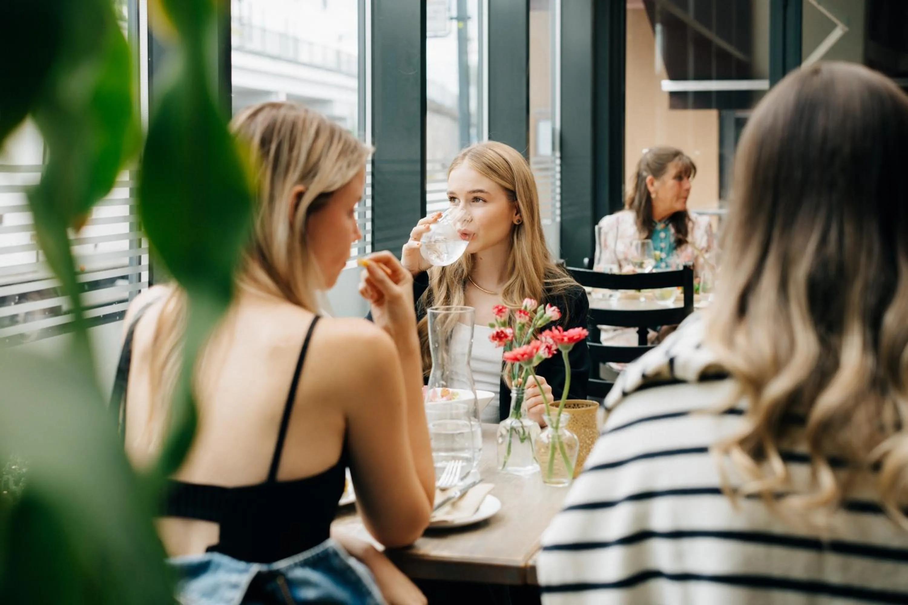 group of guests in GamlaVærket Gjæstgiveri og Tracteringssted