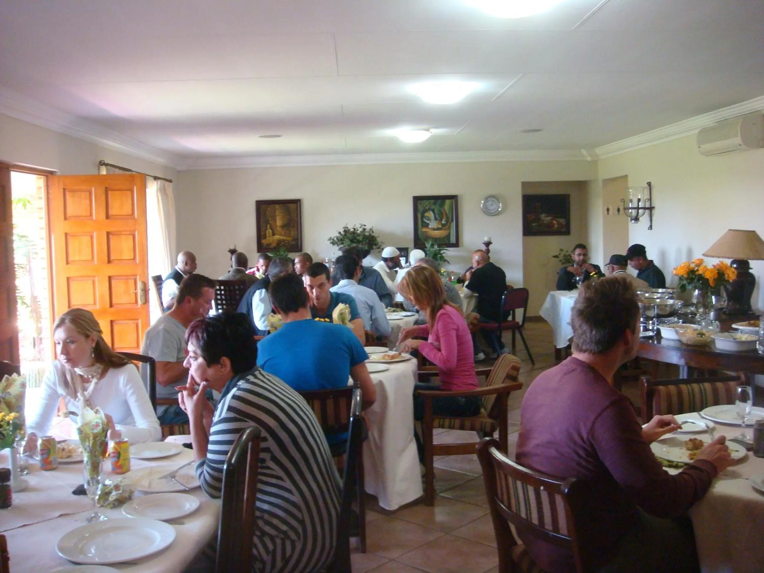 Restaurant/places to eat in Avant Garde Lodge